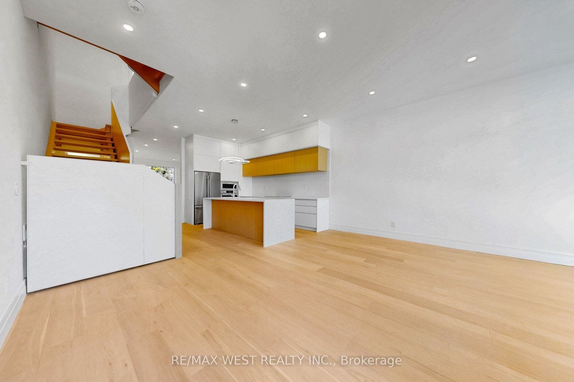 2639R Dundas Street W, #3, Toronto W, Toronto ON M6P 1X9 2639R Dundas Street W, #3, Toronto W, Toronto ON M6P 1X9