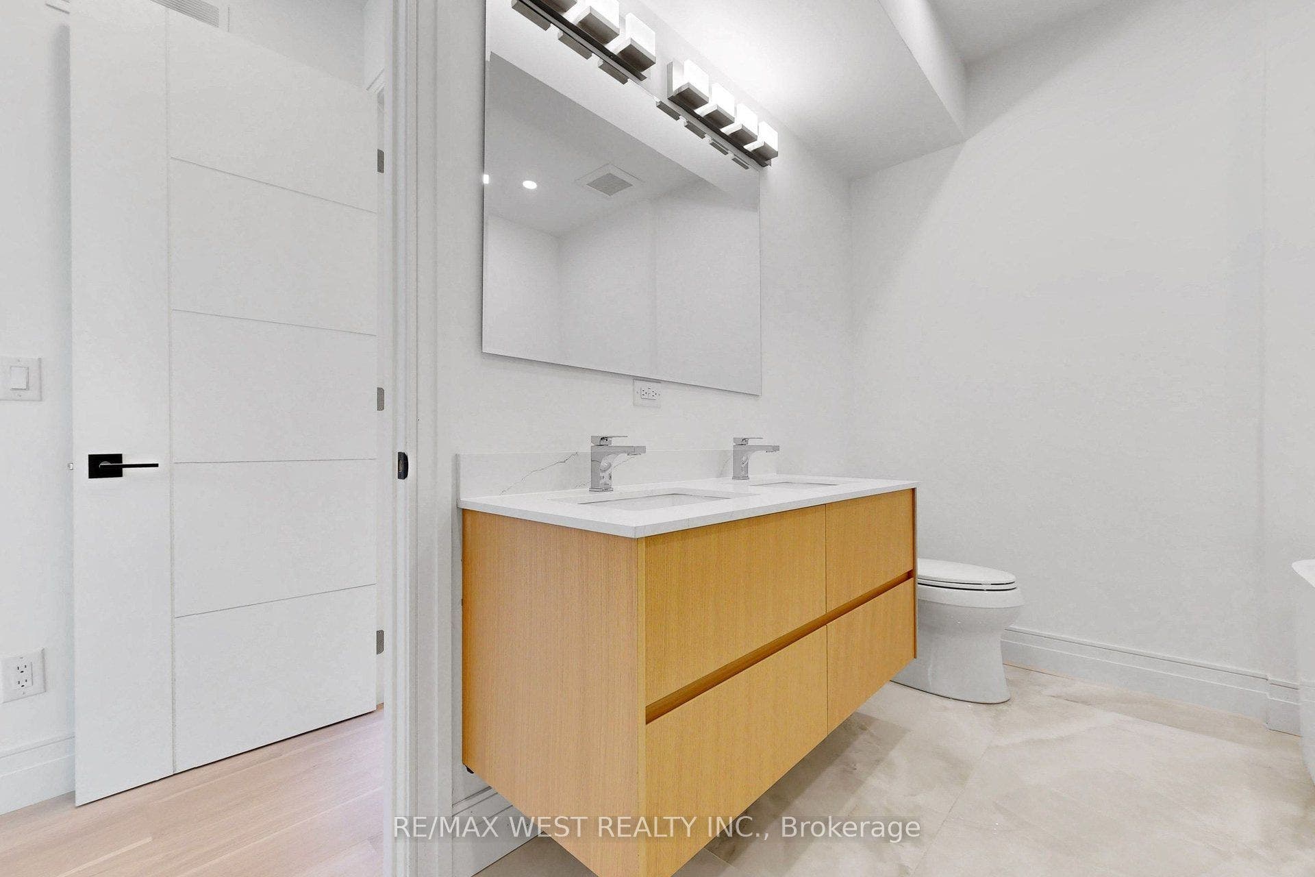 2639R Dundas Street W, #3, Toronto W, Toronto ON M6P 1X9 2639R Dundas Street W, #3, Toronto W, Toronto ON M6P 1X9