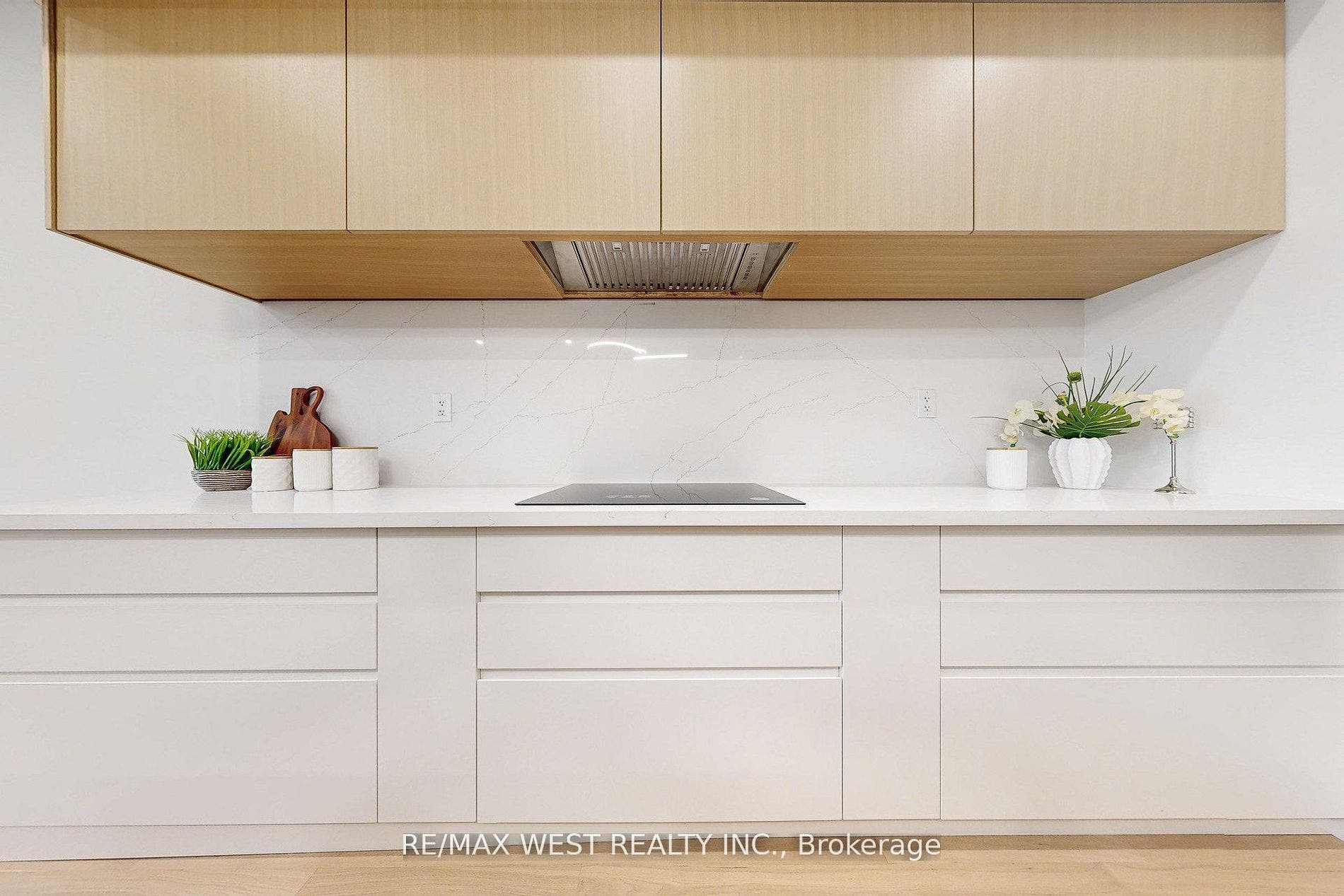 2639R Dundas Street W, #3, Toronto W, Toronto ON M6P 1X9 2639R Dundas Street W, #3, Toronto W, Toronto ON M6P 1X9