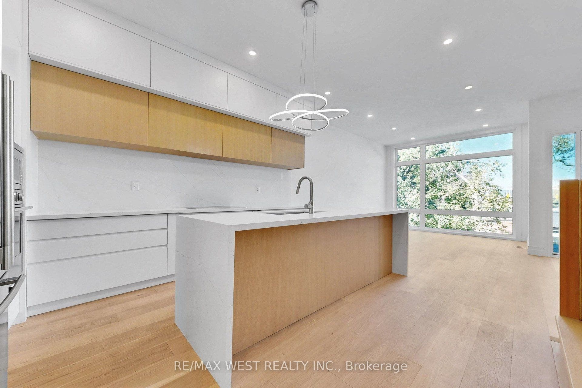 2639R Dundas Street W, #3, Toronto W, Toronto ON M6P 1X9 2639R Dundas Street W, #3, Toronto W, Toronto ON M6P 1X9