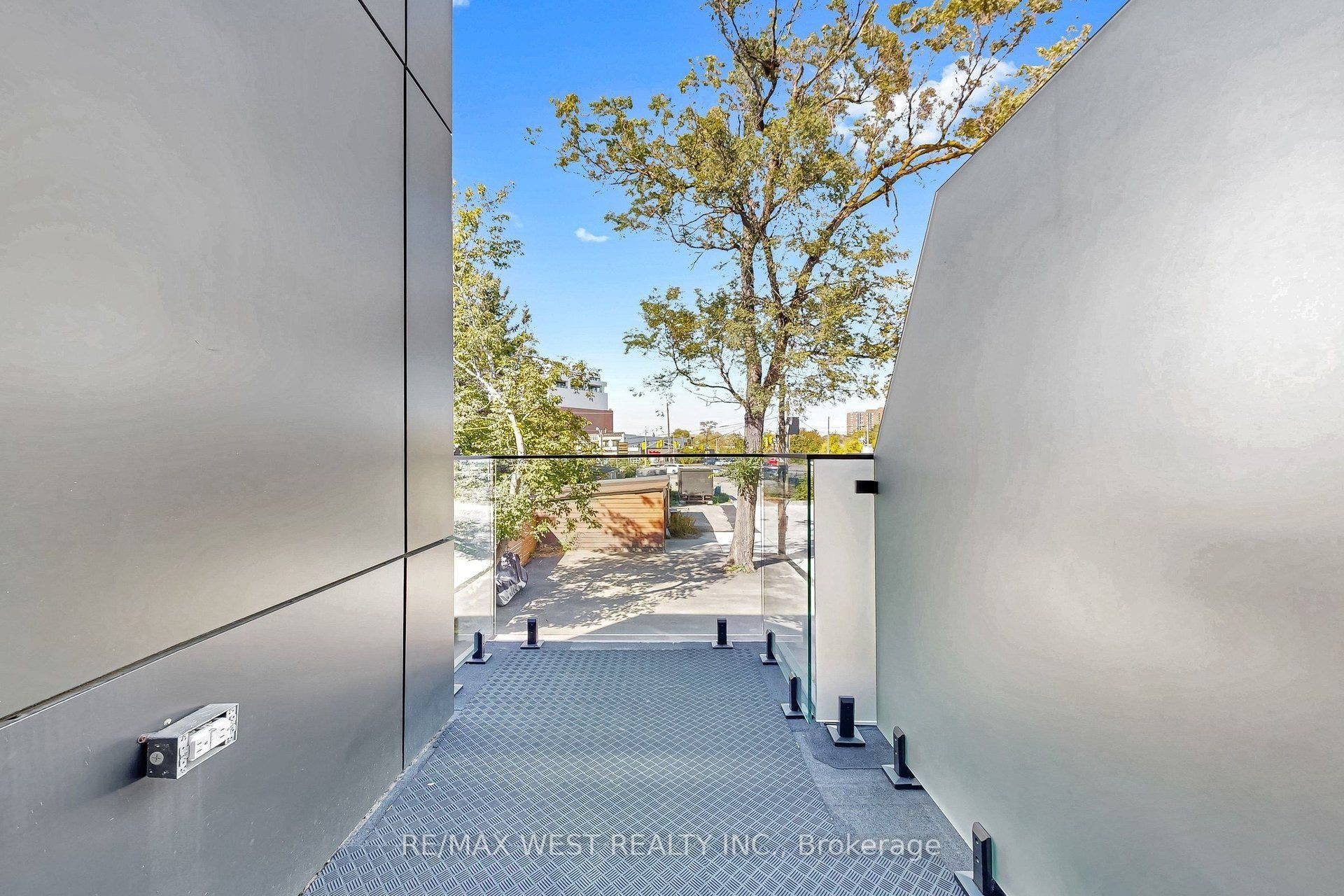 2639R Dundas Street W, #3, Toronto W, Toronto ON M6P 1X9 2639R Dundas Street W, #3, Toronto W, Toronto ON M6P 1X9