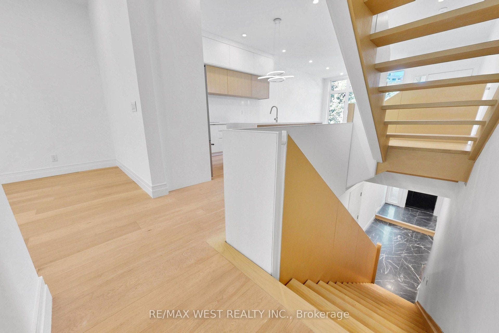 2639R Dundas Street W, #3, Toronto W, Toronto ON M6P 1X9 2639R Dundas Street W, #3, Toronto W, Toronto ON M6P 1X9