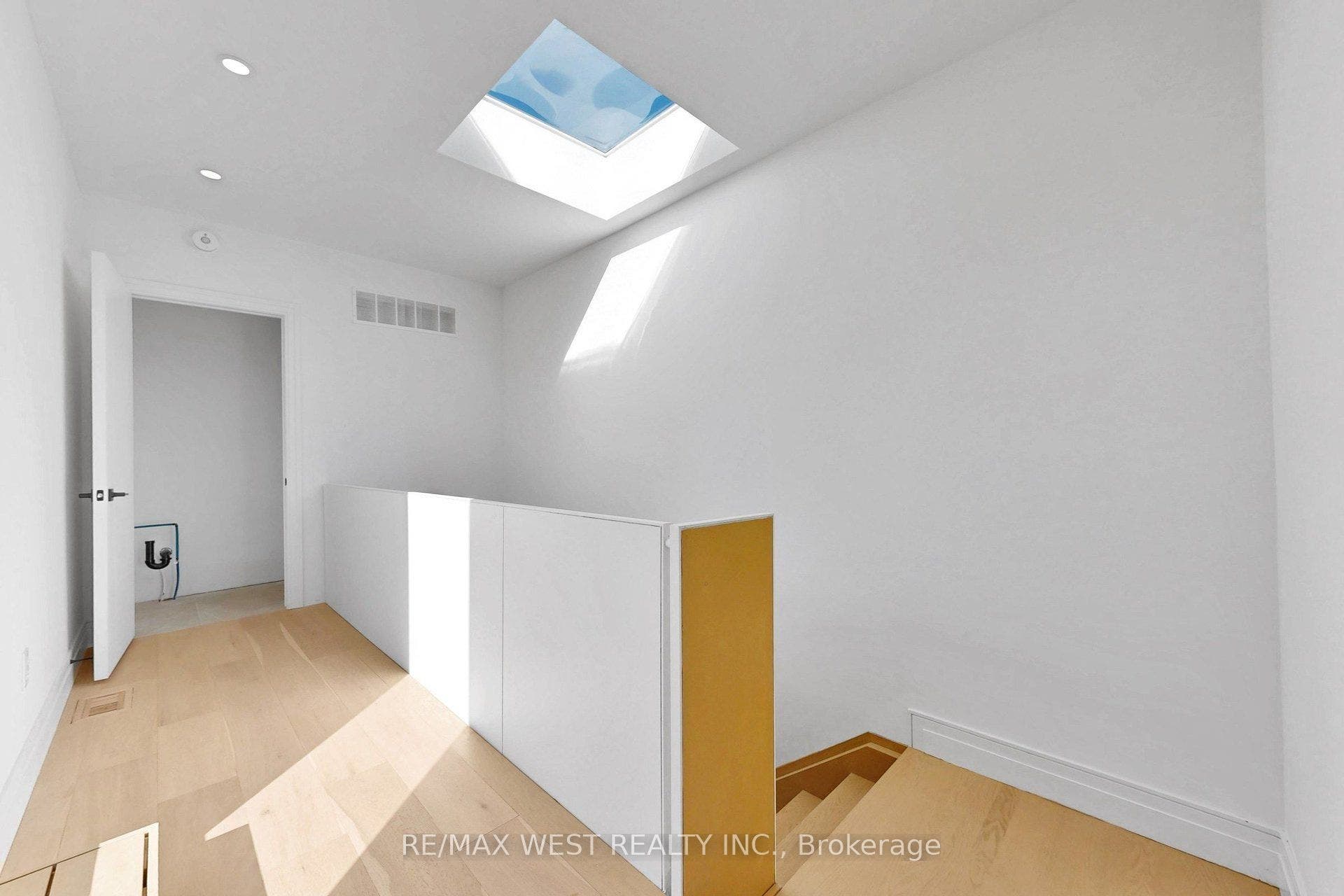 2639R Dundas Street W, #3, Toronto W, Toronto ON M6P 1X9 2639R Dundas Street W, #3, Toronto W, Toronto ON M6P 1X9
