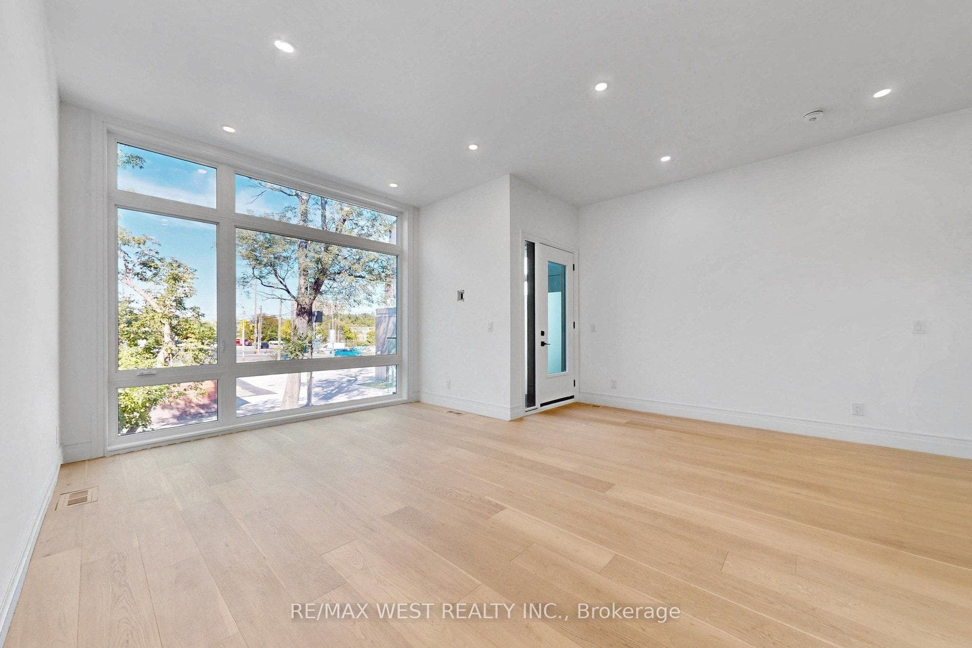 2639R Dundas Street W, #3, Toronto W, Toronto ON M6P 1X9 2639R Dundas Street W, #3, Toronto W, Toronto ON M6P 1X9