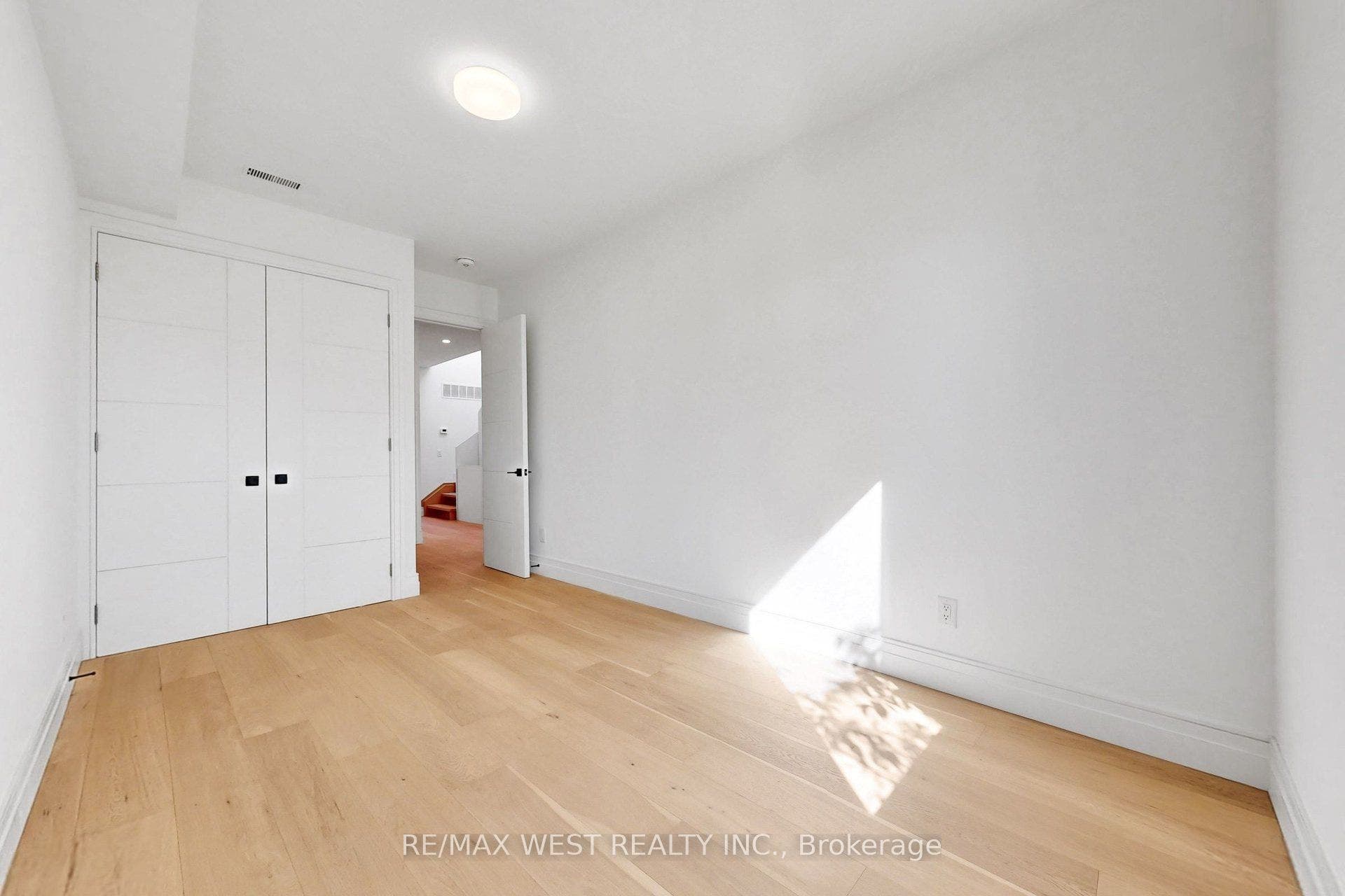 2639R Dundas Street W, #3, Toronto W, Toronto ON M6P 1X9 2639R Dundas Street W, #3, Toronto W, Toronto ON M6P 1X9