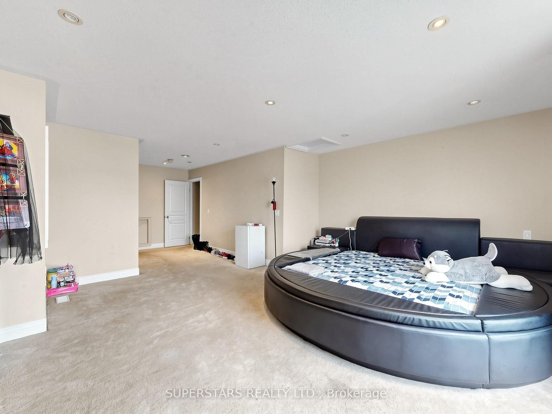 14 Bowsfield Road, Toronto W, Toronto ON M3J 3R3 14 Bowsfield Road, Toronto W, Toronto ON M3J 3R3