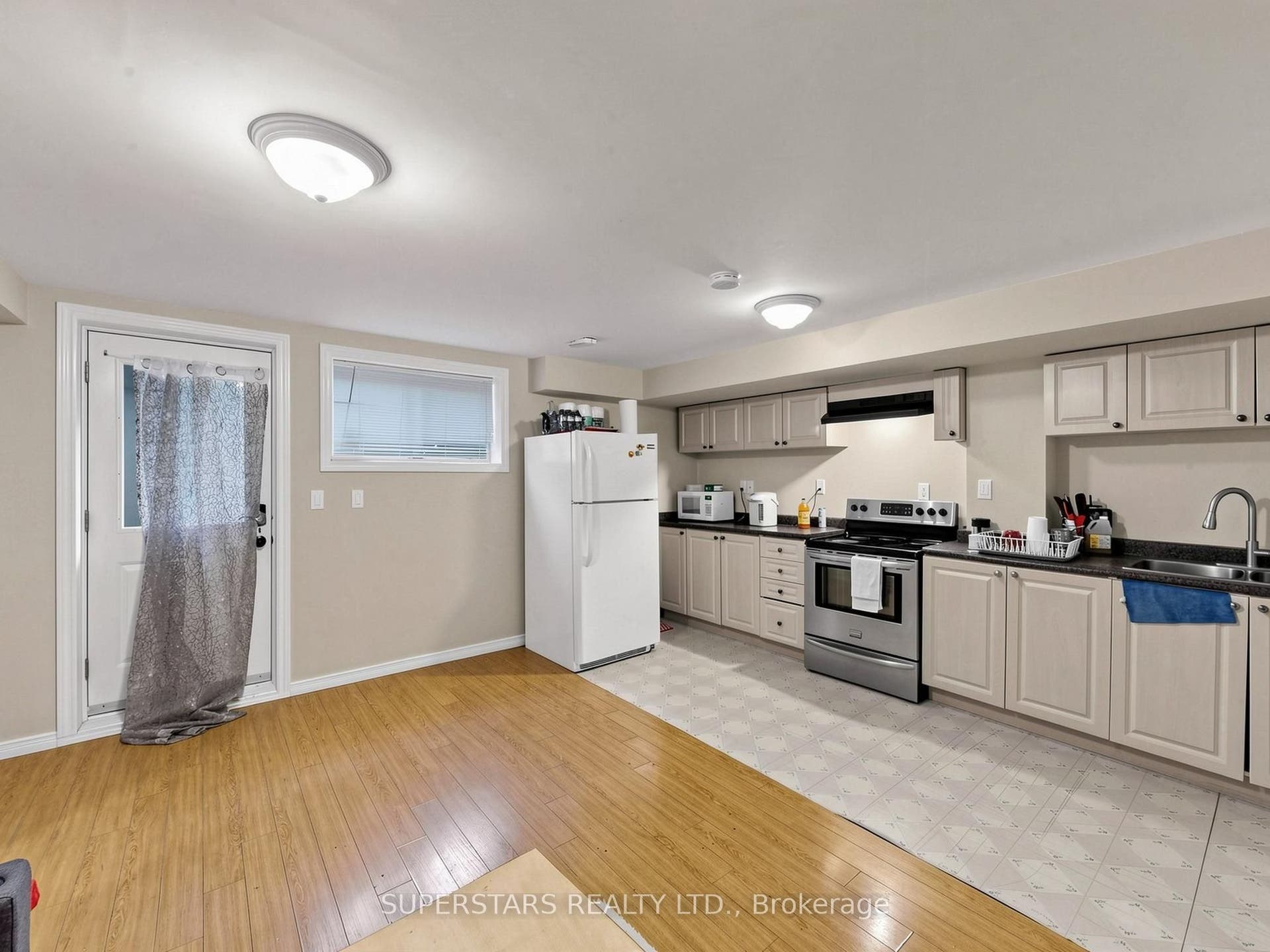 14 Bowsfield Road, Toronto W, Toronto ON M3J 3R3 14 Bowsfield Road, Toronto W, Toronto ON M3J 3R3