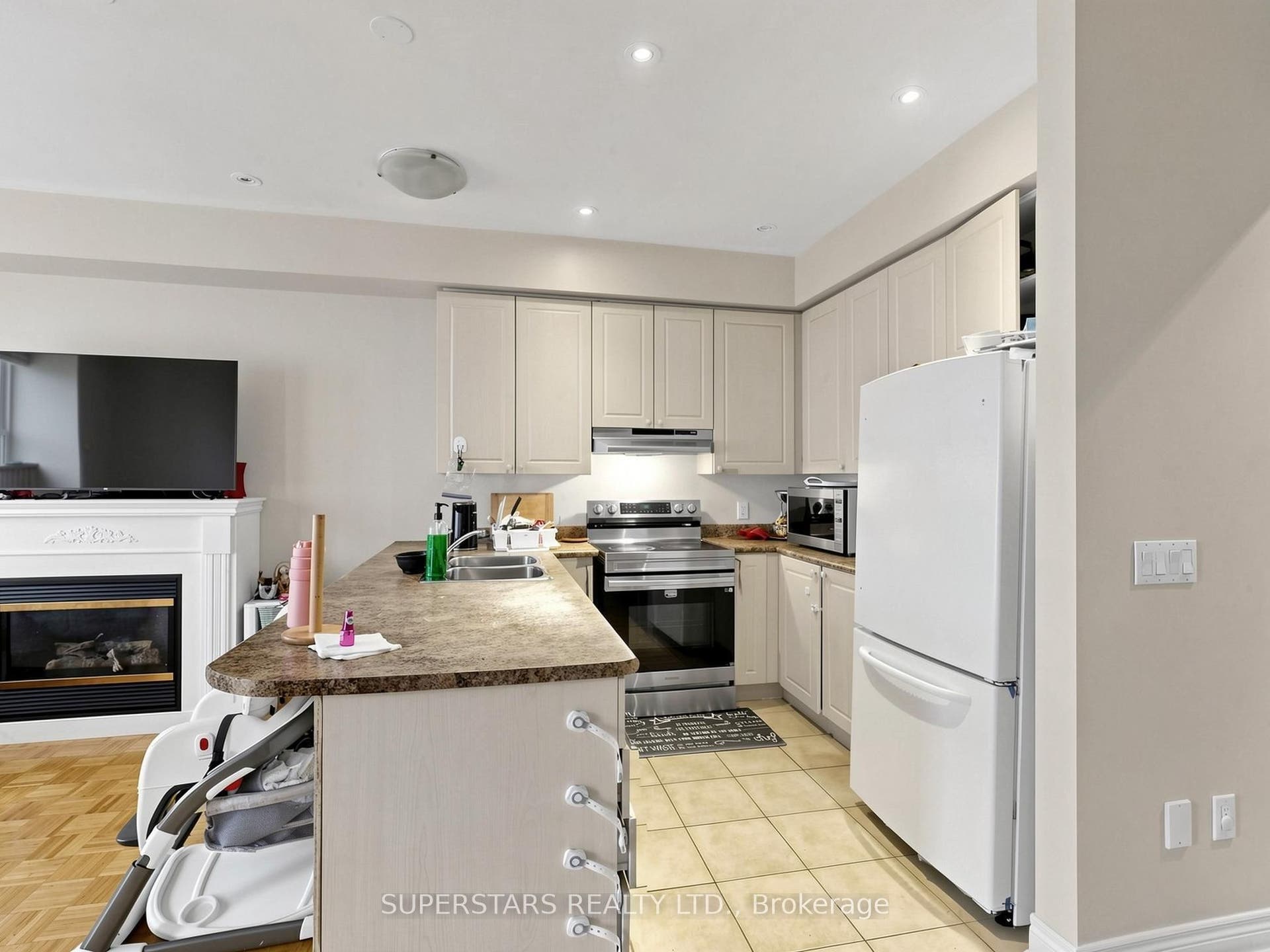 14 Bowsfield Road, Toronto W, Toronto ON M3J 3R3 14 Bowsfield Road, Toronto W, Toronto ON M3J 3R3