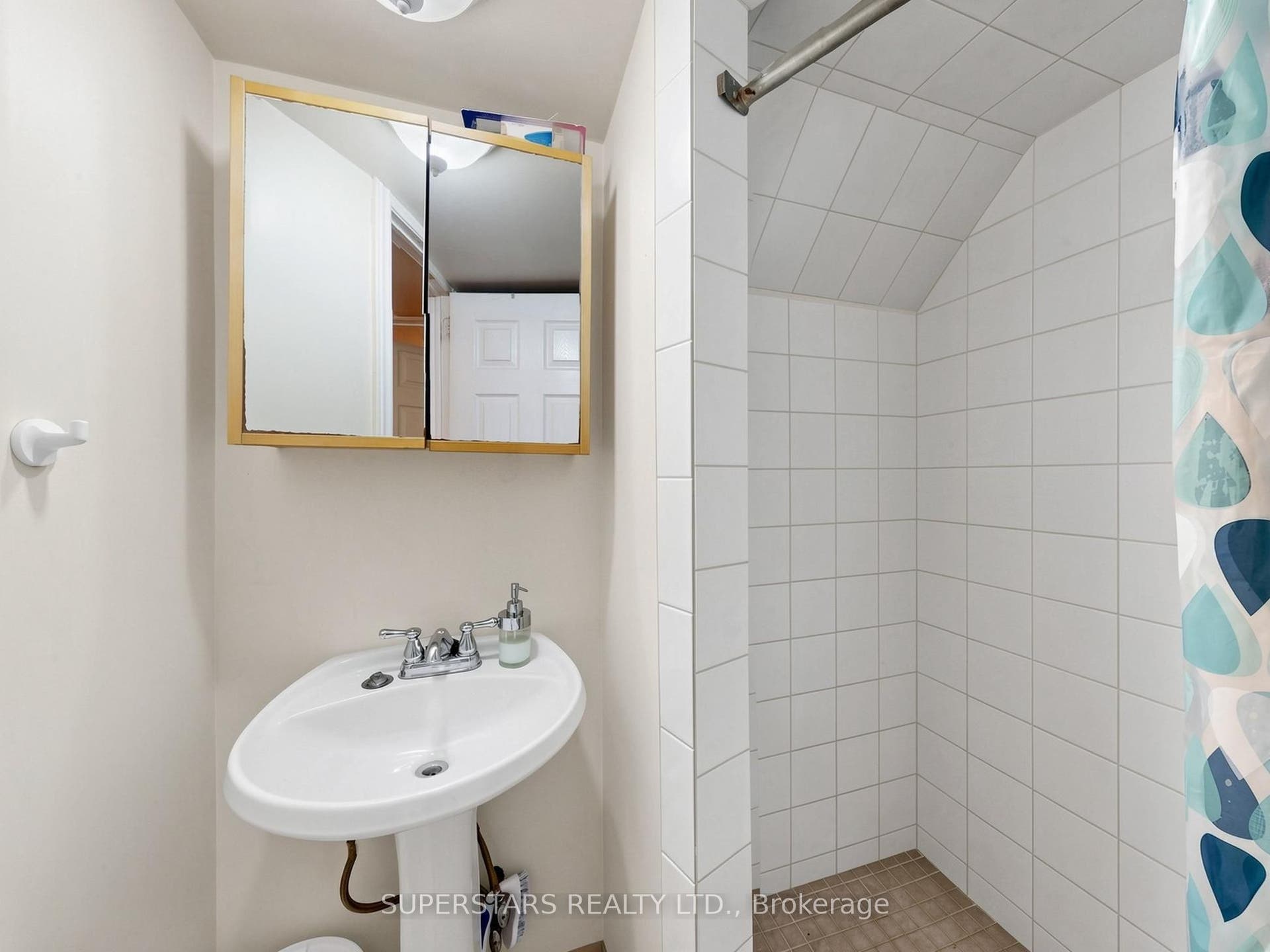 14 Bowsfield Road, Toronto W, Toronto ON M3J 3R3 14 Bowsfield Road, Toronto W, Toronto ON M3J 3R3