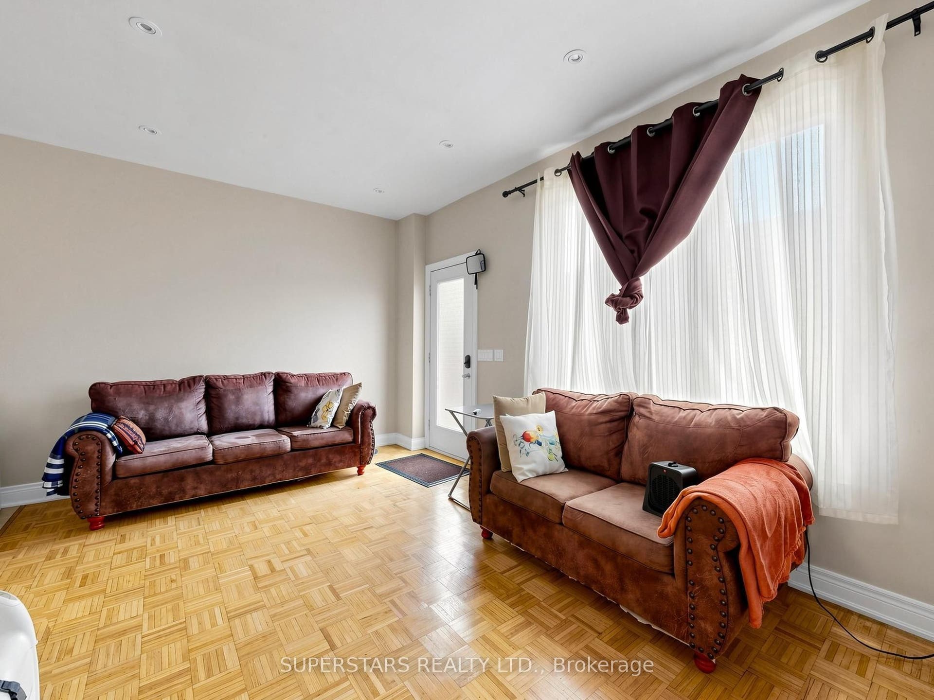 14 Bowsfield Road, Toronto W, Toronto ON M3J 3R3 14 Bowsfield Road, Toronto W, Toronto ON M3J 3R3