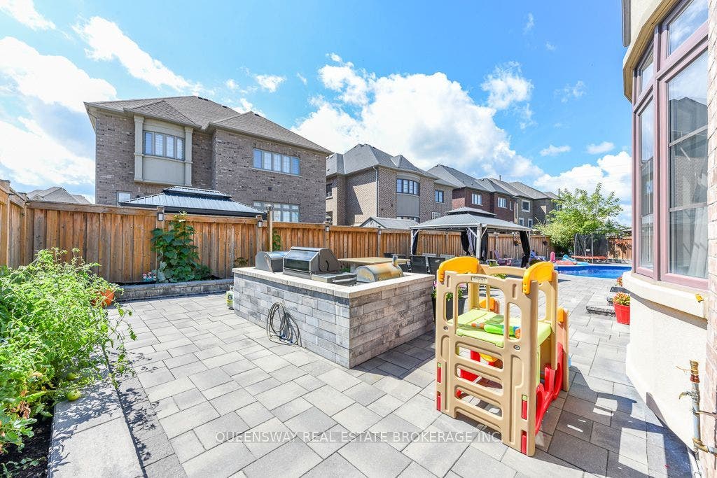 12 Love Court, Brampton, Peel ON L6P 4H6