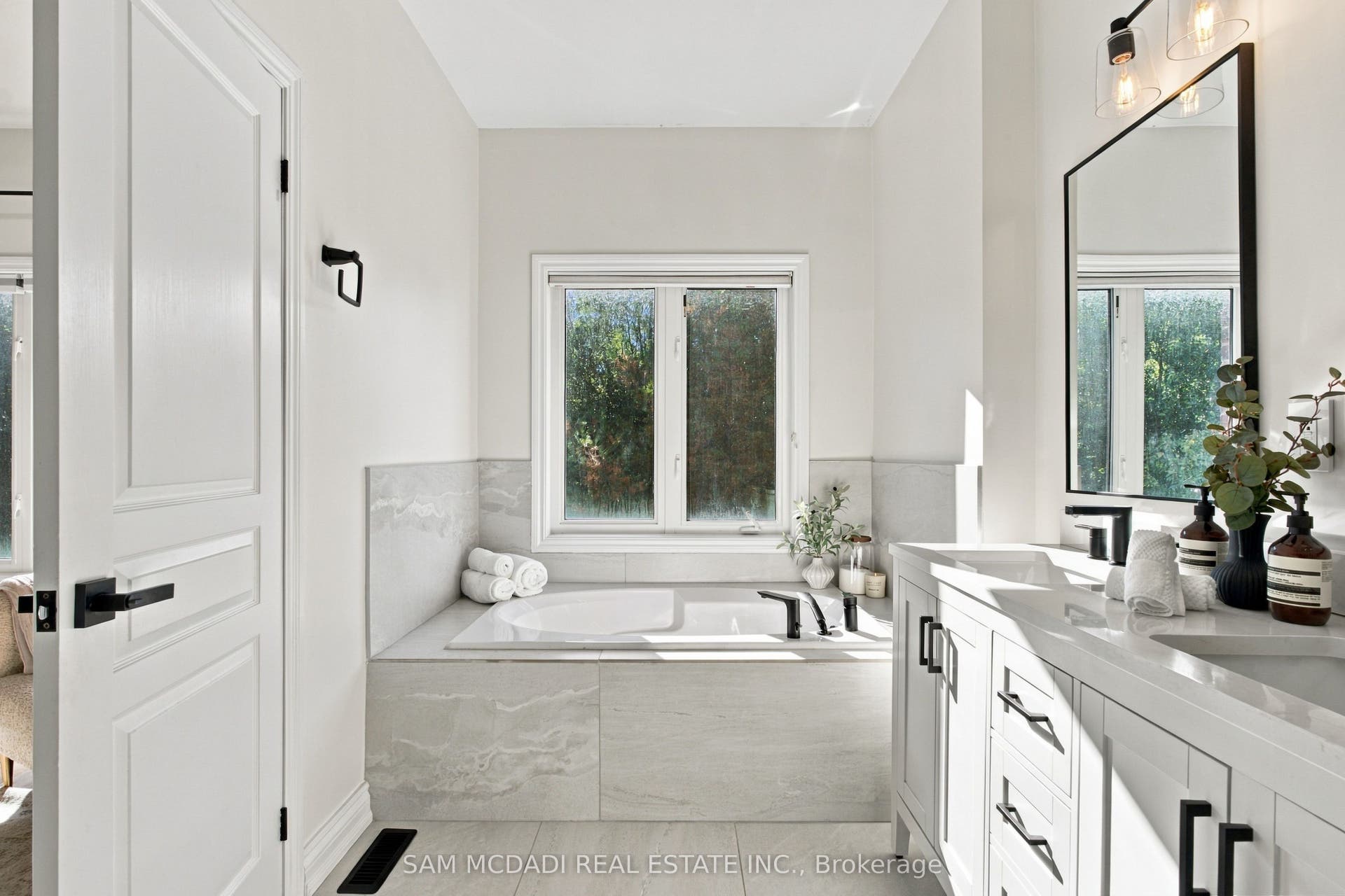 25 Premium Way, Mississauga, Peel ON L5B 1A1