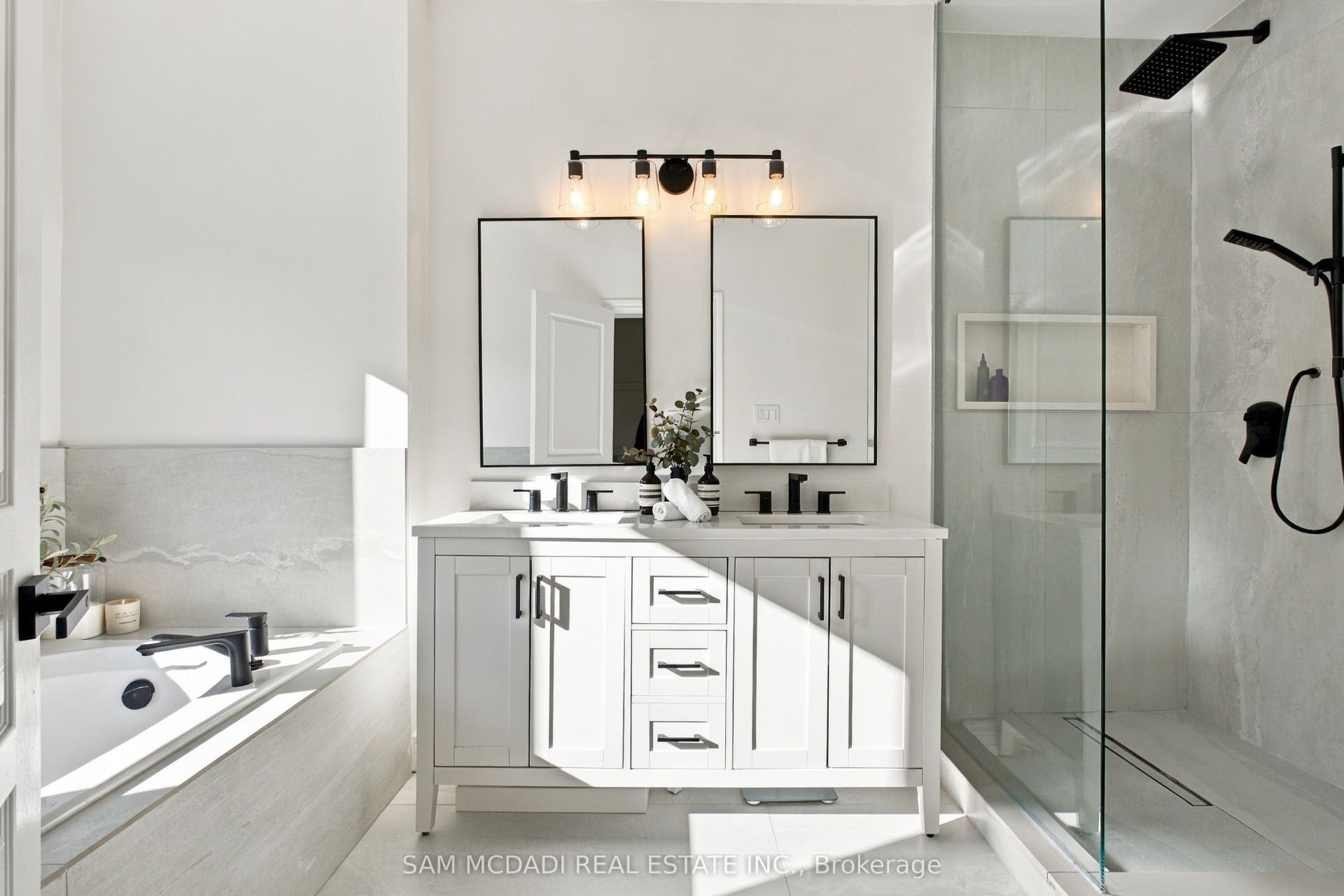 25 Premium Way, Mississauga, Peel ON L5B 1A1
