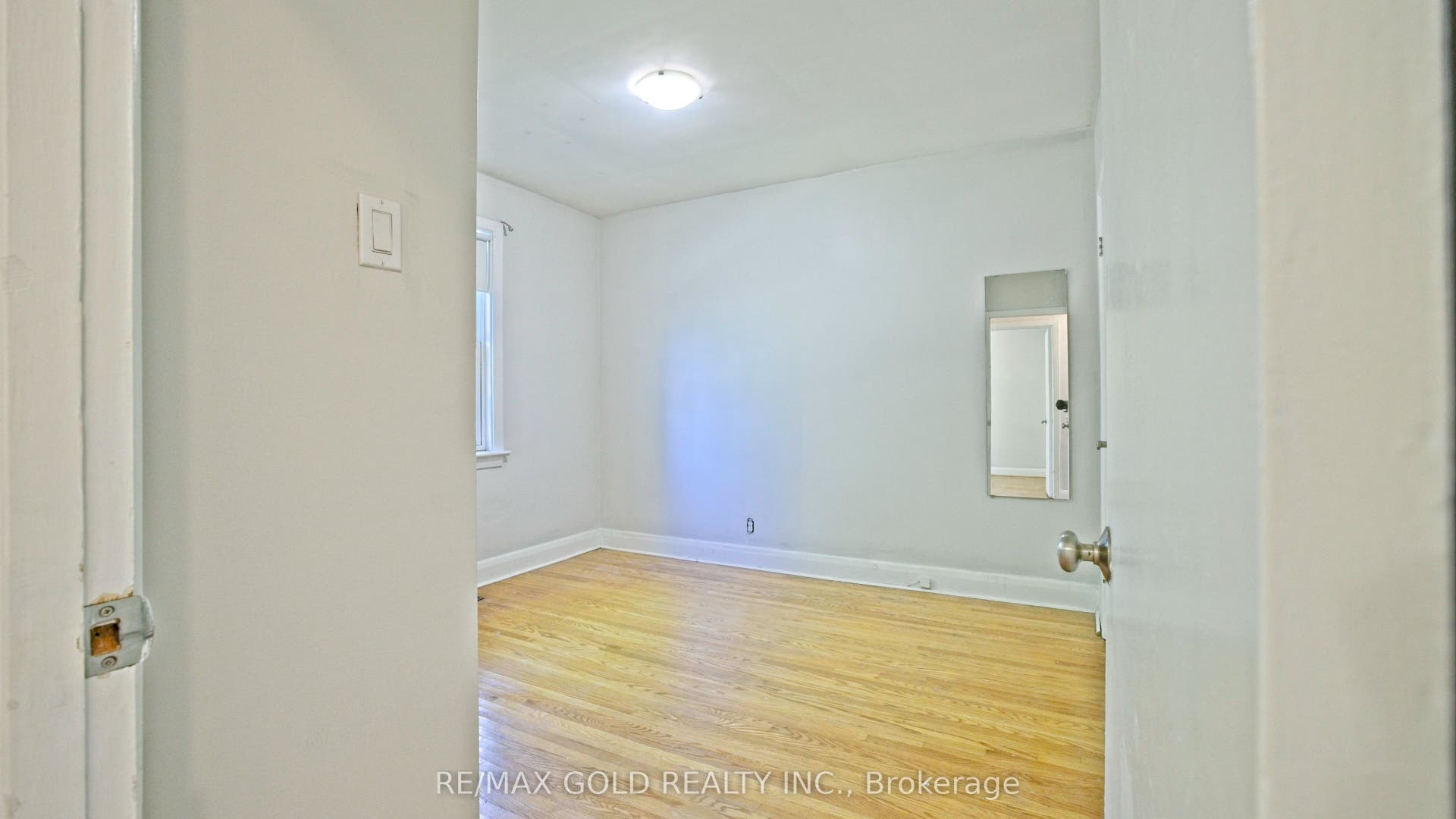 11 Pine Avenue N, Mississauga, Peel ON L5H 2P7
