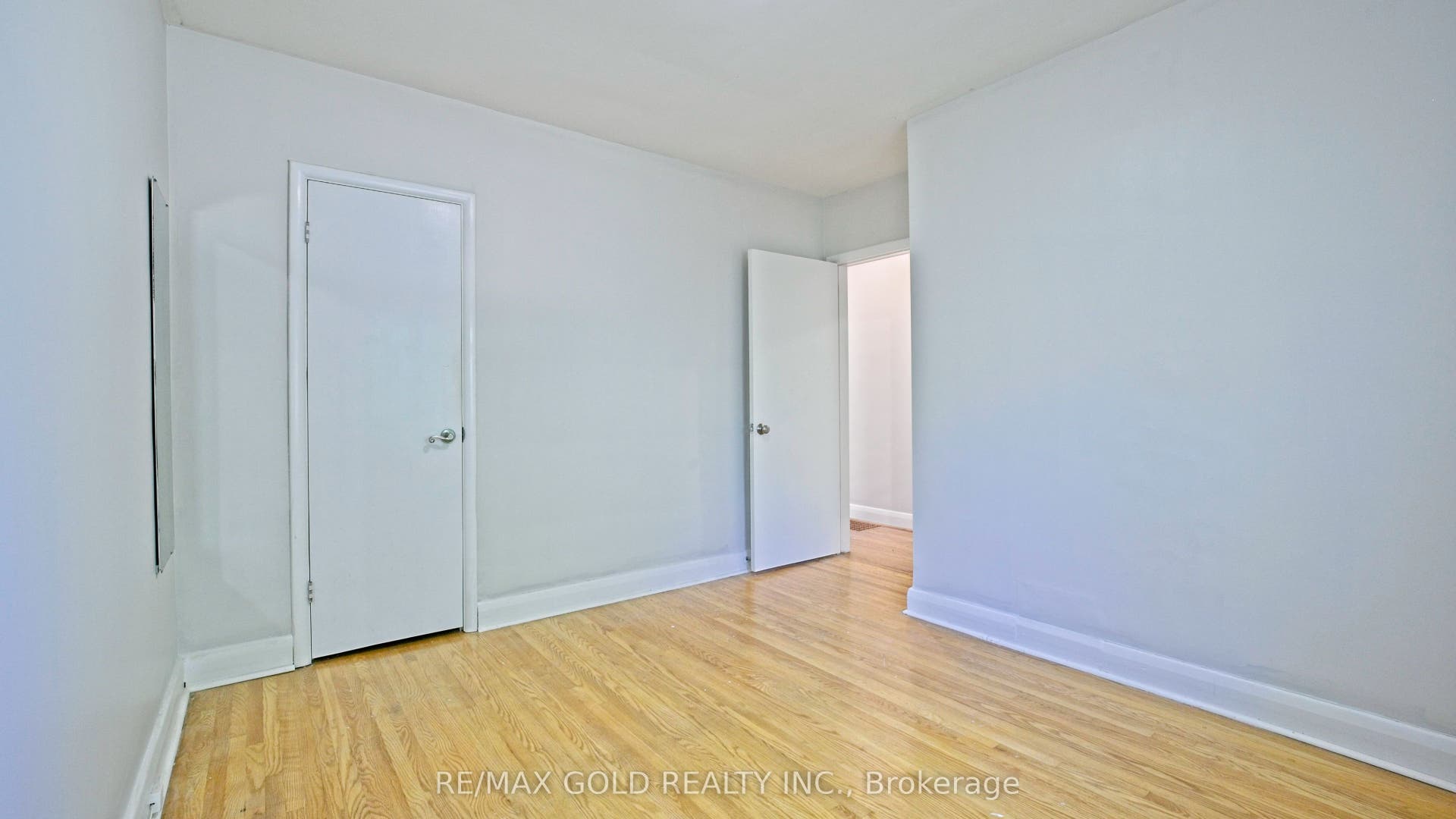 11 Pine Avenue N, Mississauga, Peel ON L5H 2P7