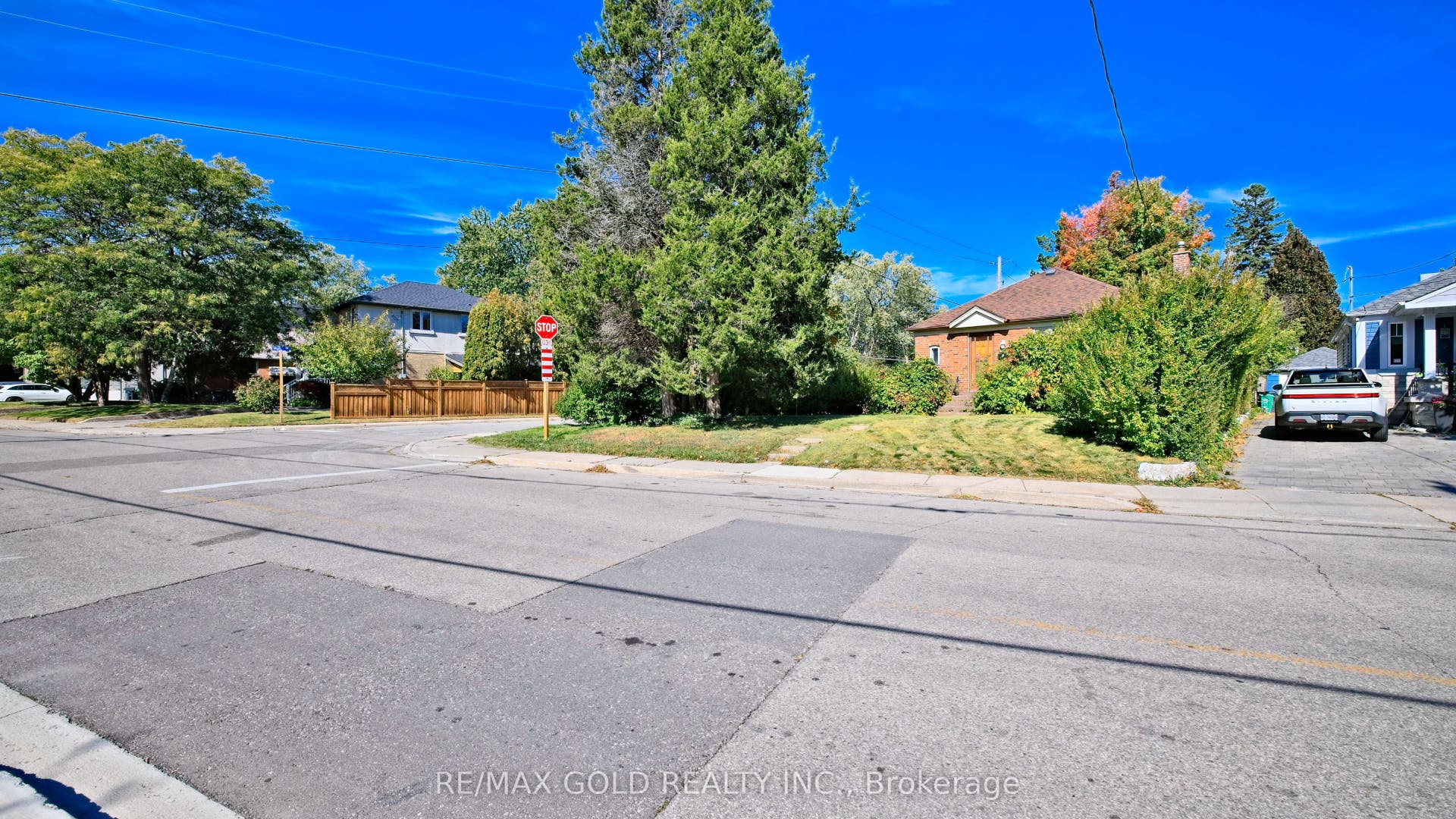 11 Pine Avenue N, Mississauga, Peel ON L5H 2P7
