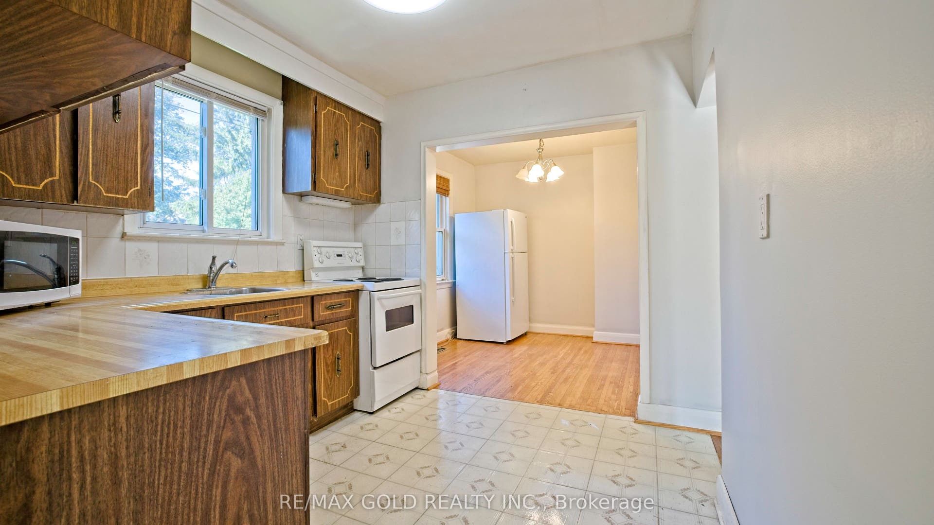 11 Pine Avenue N, Mississauga, Peel ON L5H 2P7