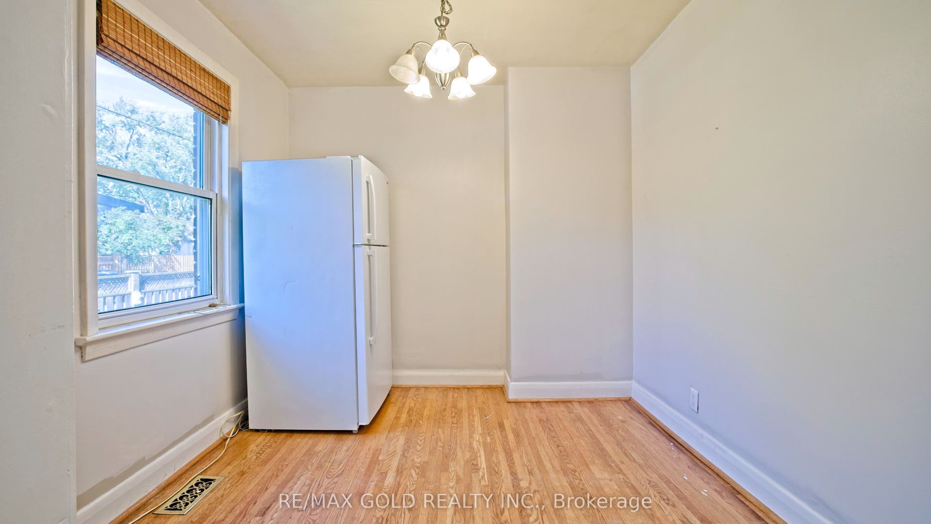 11 Pine Avenue N, Mississauga, Peel ON L5H 2P7