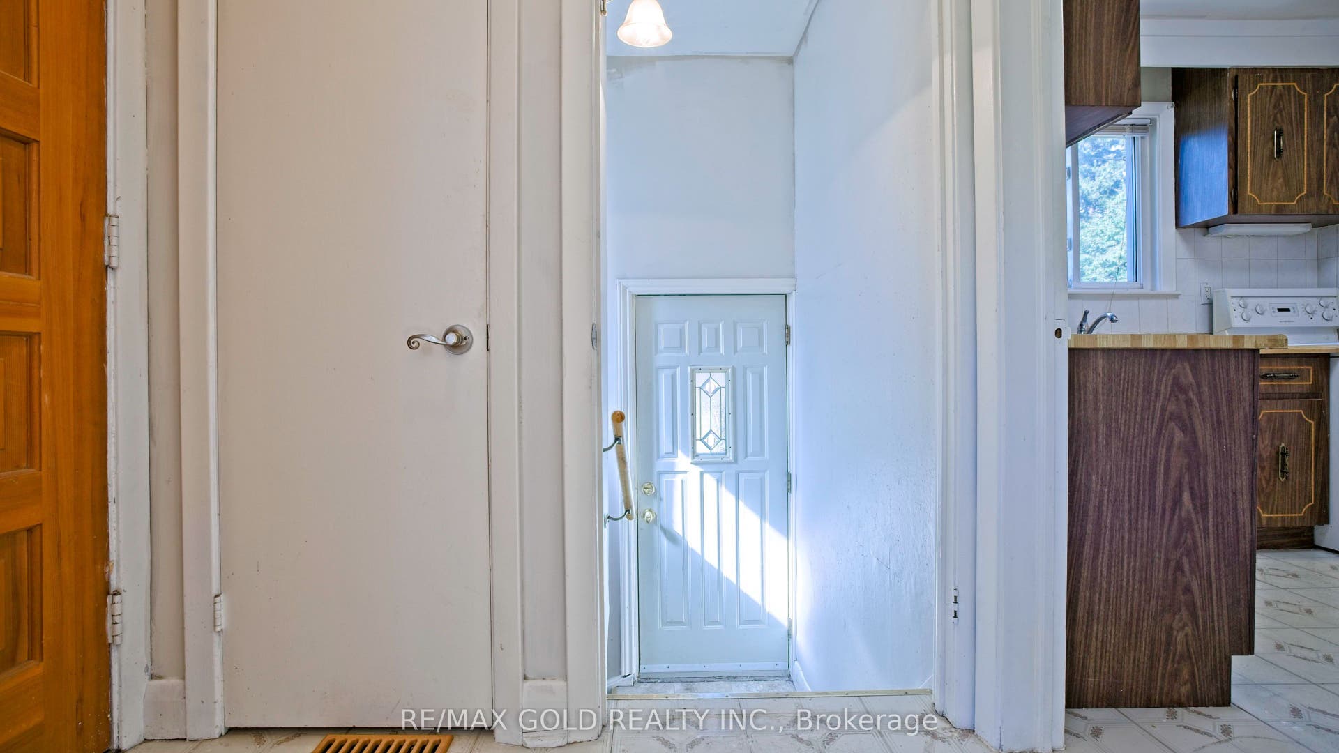 11 Pine Avenue N, Mississauga, Peel ON L5H 2P7