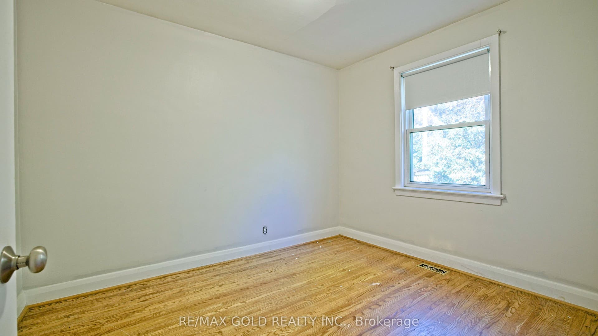 11 Pine Avenue N, Mississauga, Peel ON L5H 2P7
