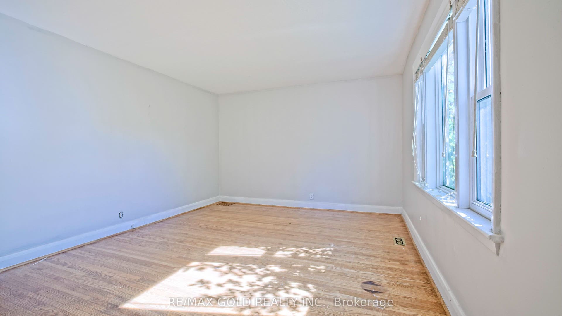 11 Pine Avenue N, Mississauga, Peel ON L5H 2P7