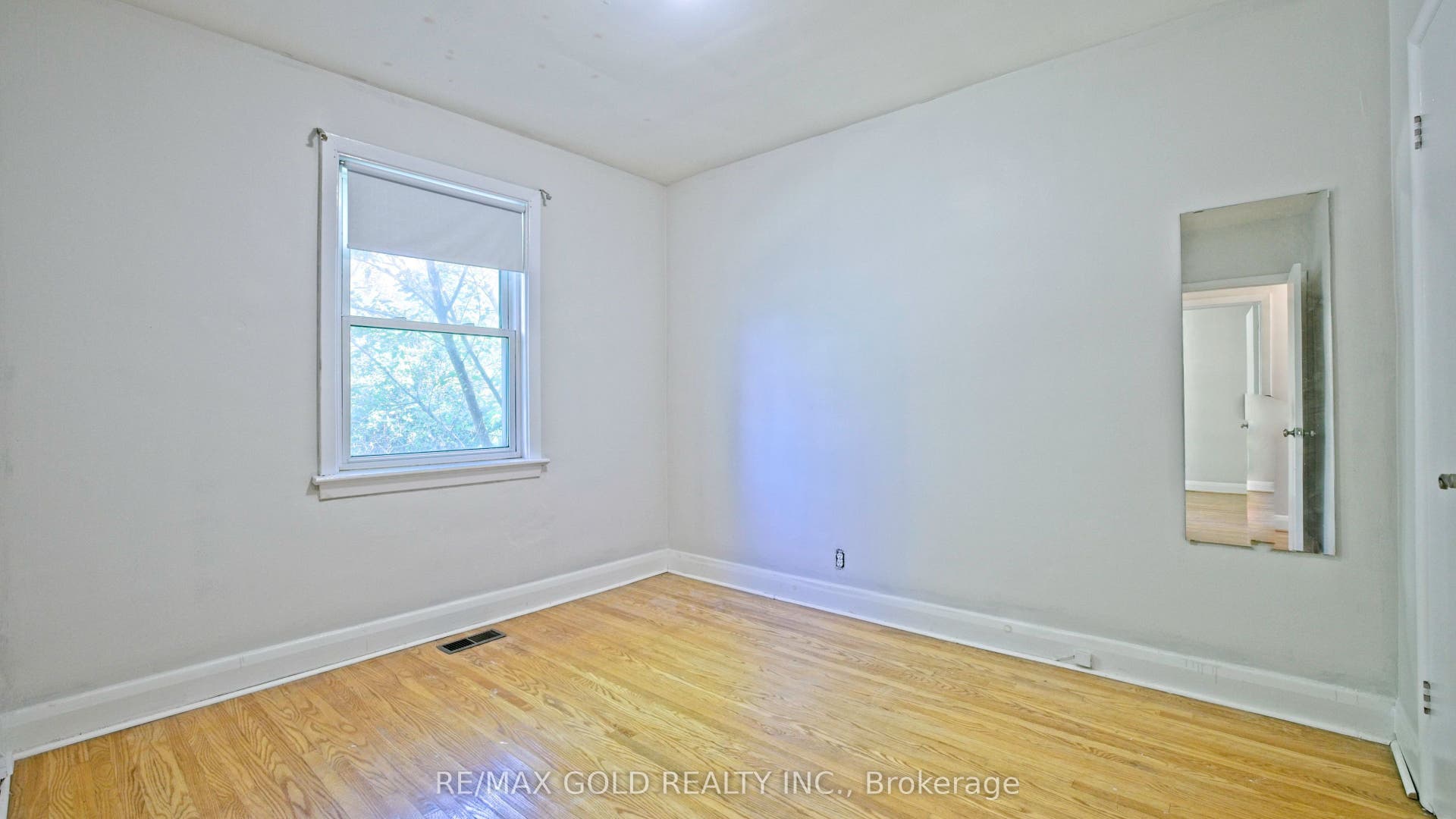 11 Pine Avenue N, Mississauga, Peel ON L5H 2P7