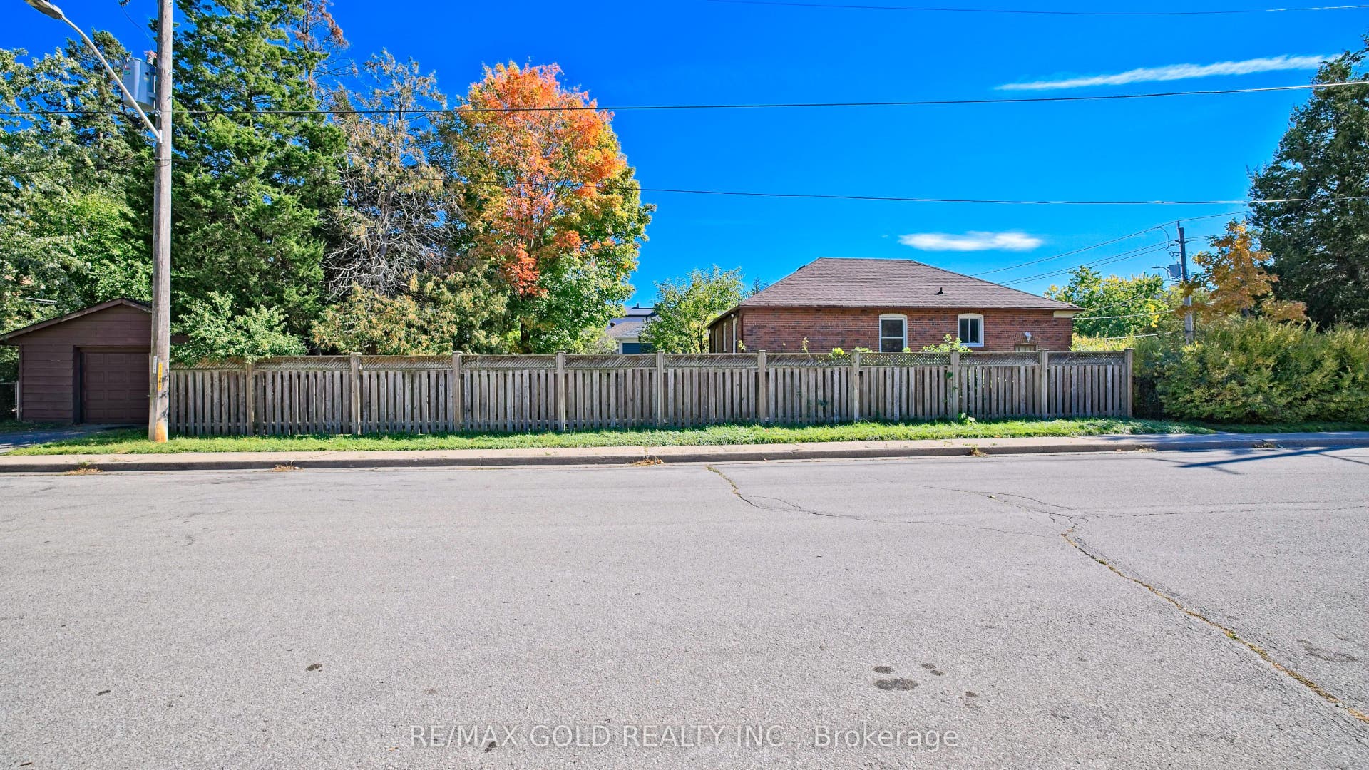 11 Pine Avenue N, Mississauga, Peel ON L5H 2P7