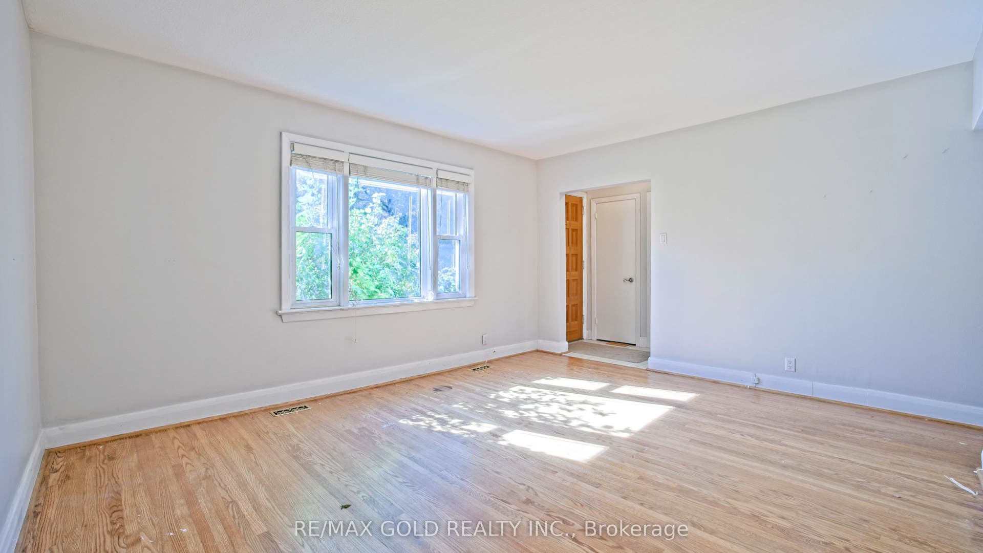 11 Pine Avenue N, Mississauga, Peel ON L5H 2P7