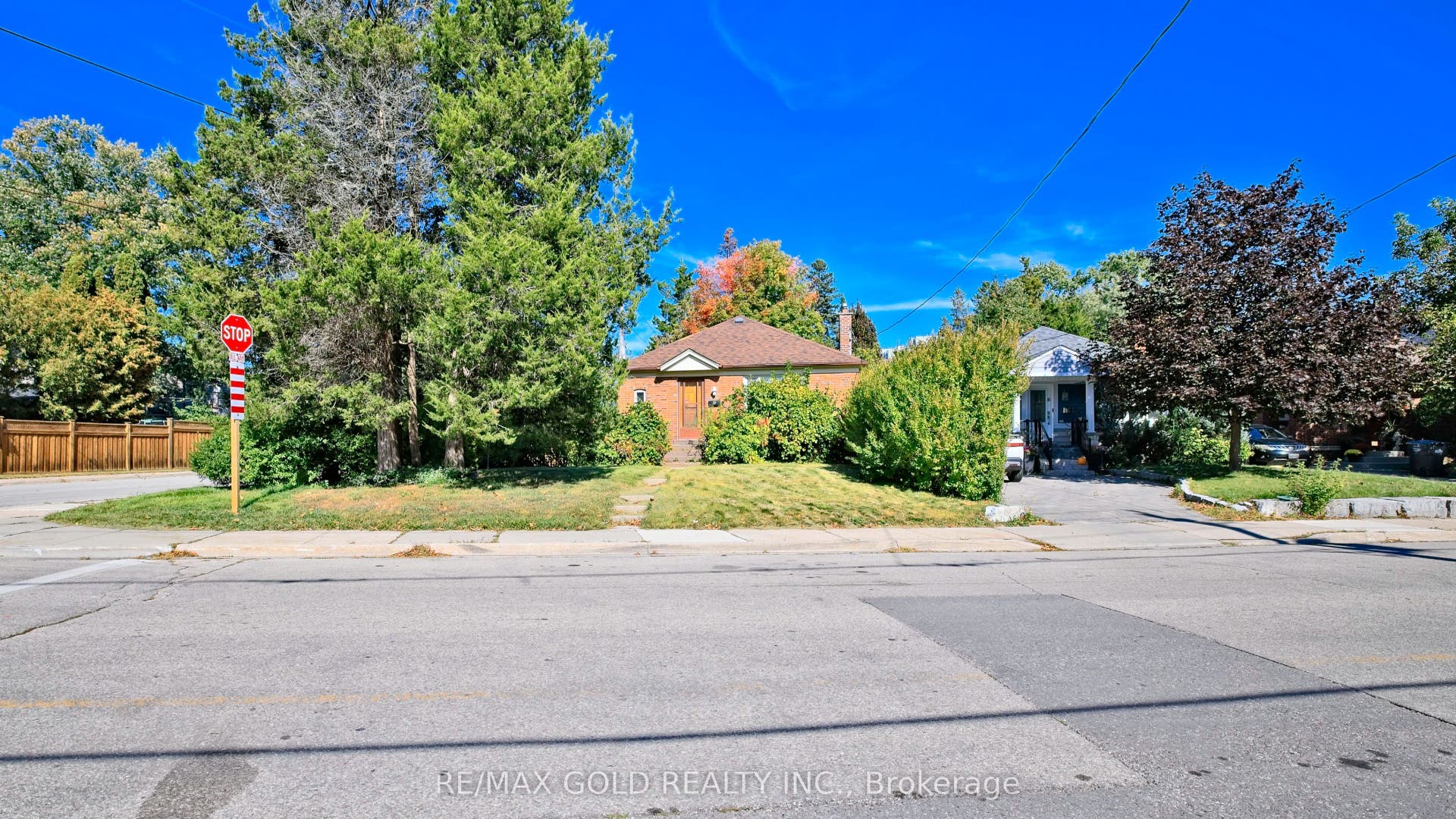 11 Pine Avenue N, Mississauga, Peel ON L5H 2P7
