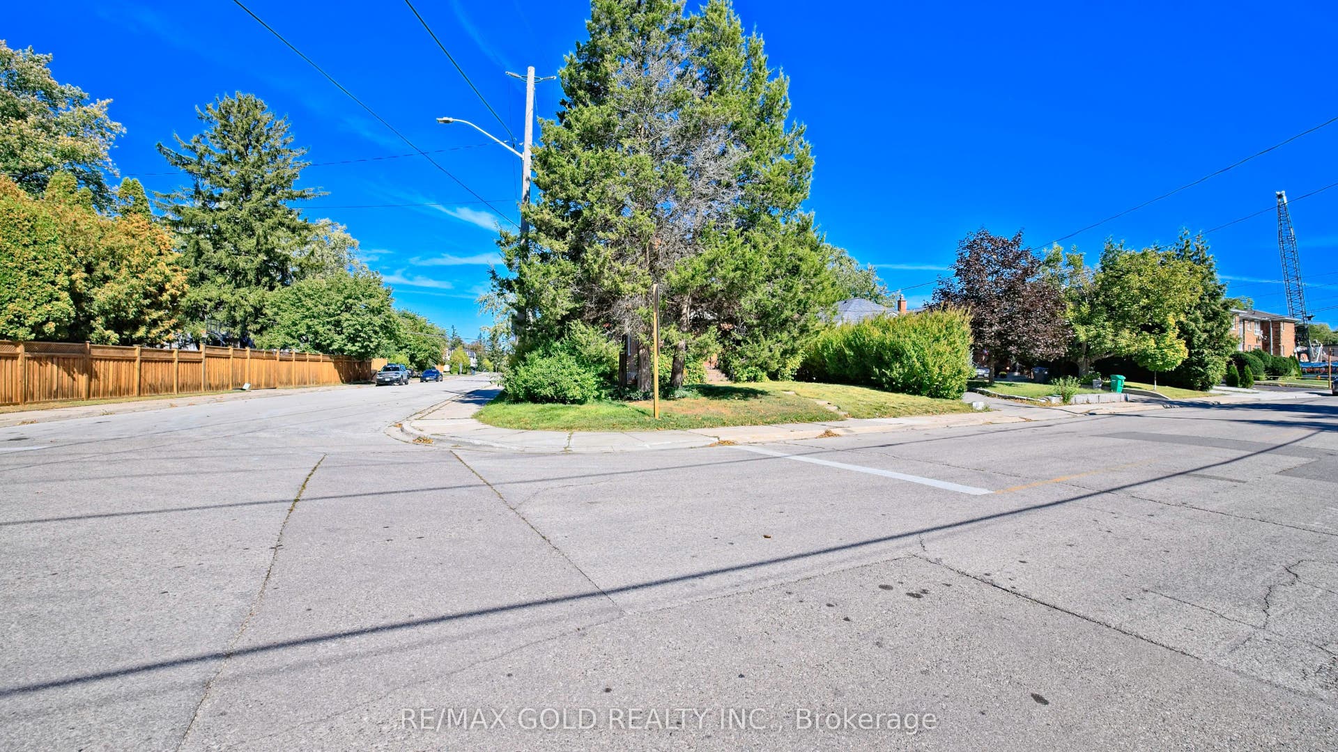 11 Pine Avenue N, Mississauga, Peel ON L5H 2P7