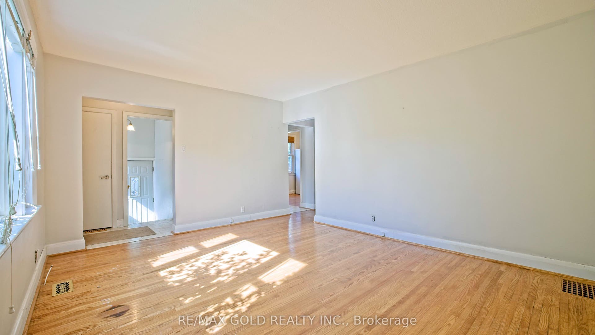 11 Pine Avenue N, Mississauga, Peel ON L5H 2P7