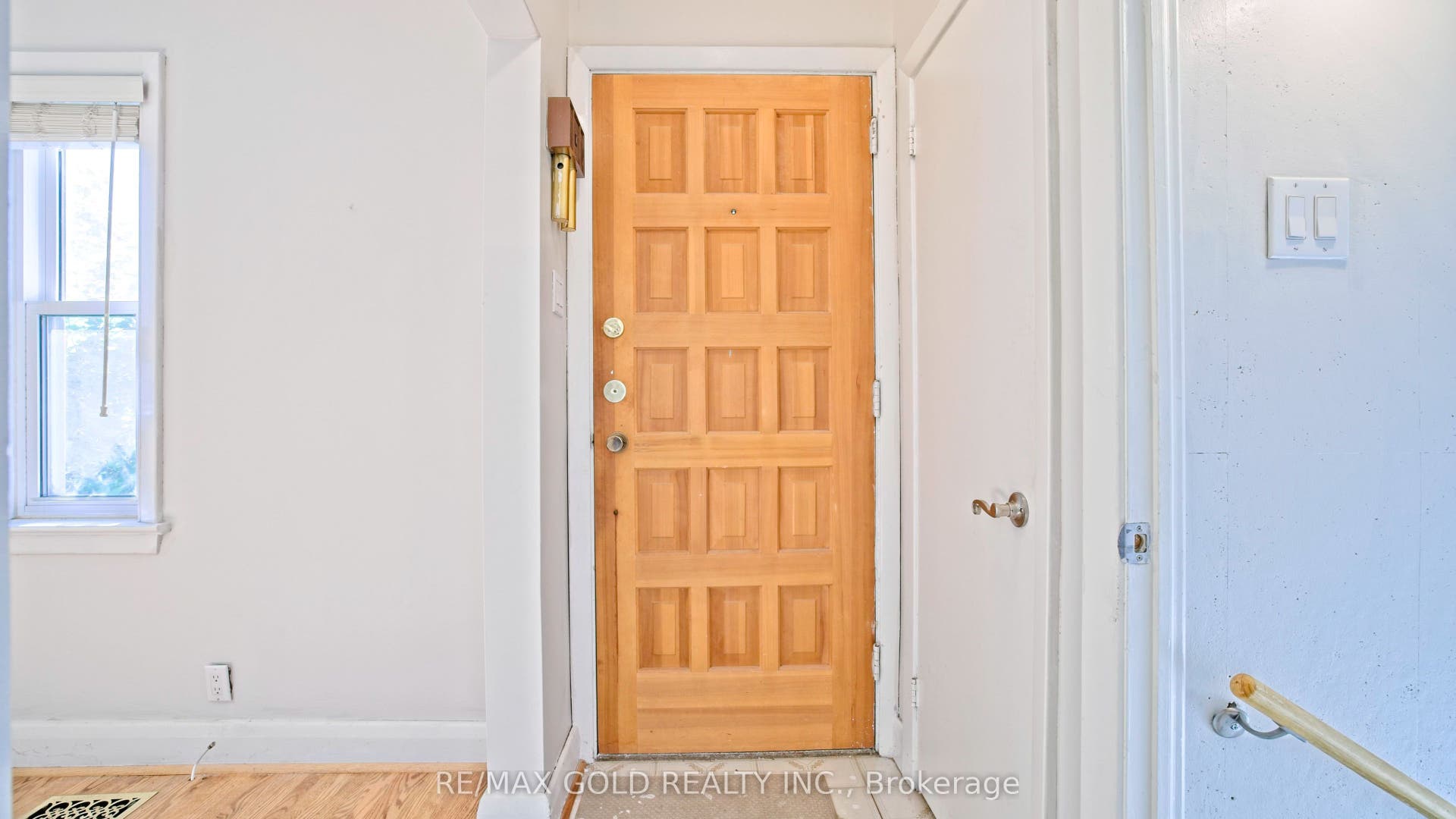 11 Pine Avenue N, Mississauga, Peel ON L5H 2P7