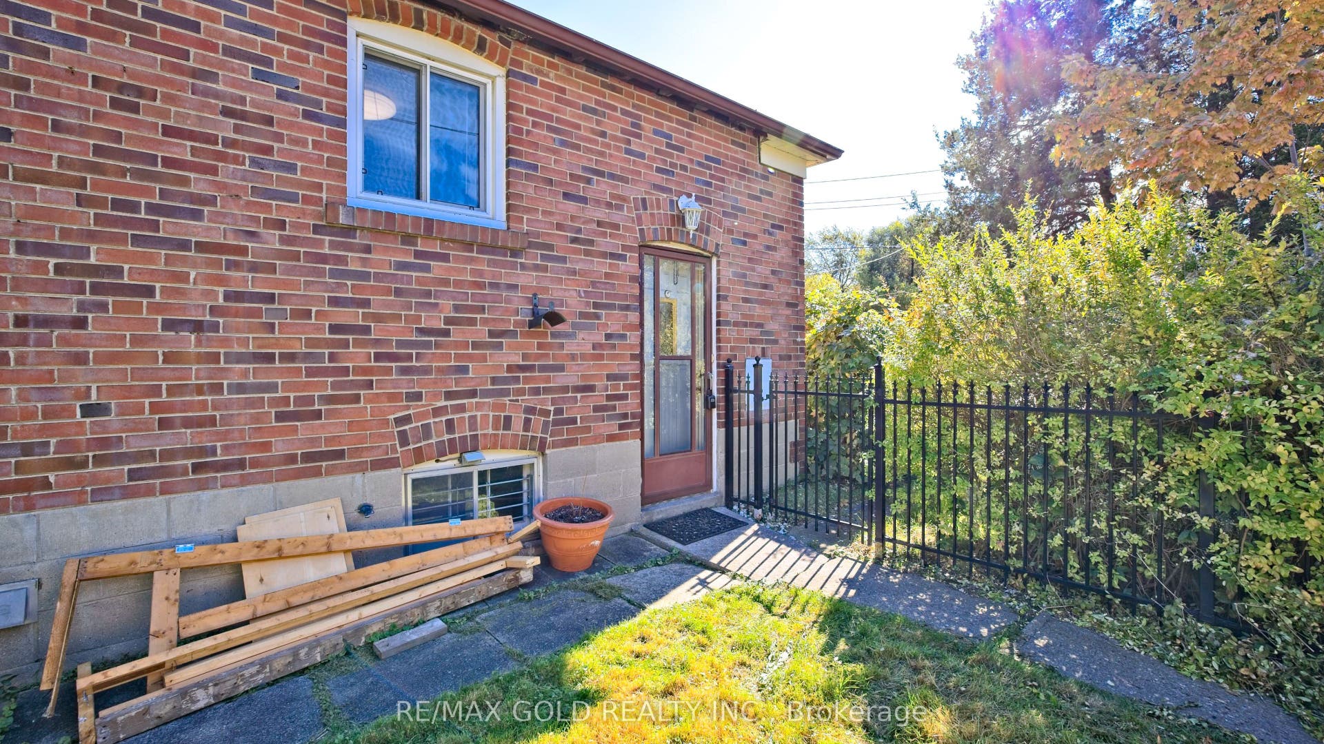 11 Pine Avenue N, Mississauga, Peel ON L5H 2P7