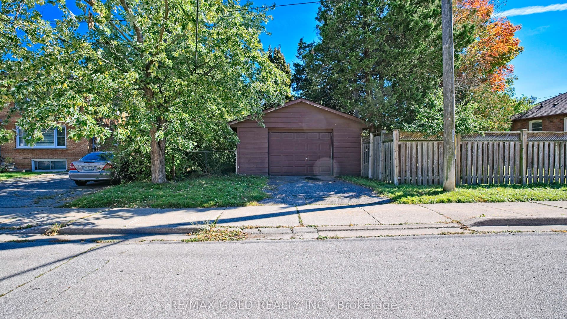 11 Pine Avenue N, Mississauga, Peel ON L5H 2P7