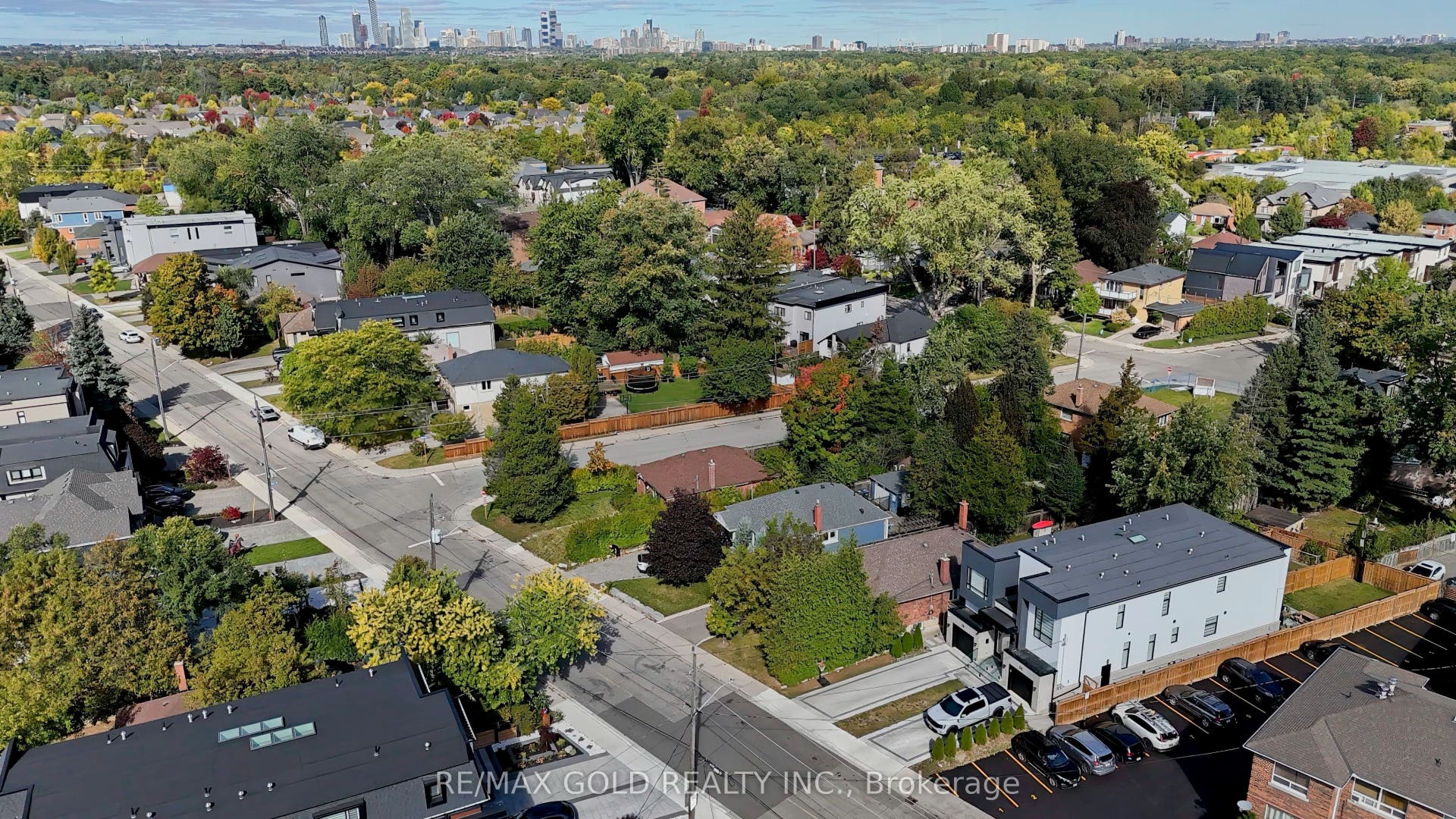 11 Pine Avenue N, Mississauga, Peel ON L5H 2P7