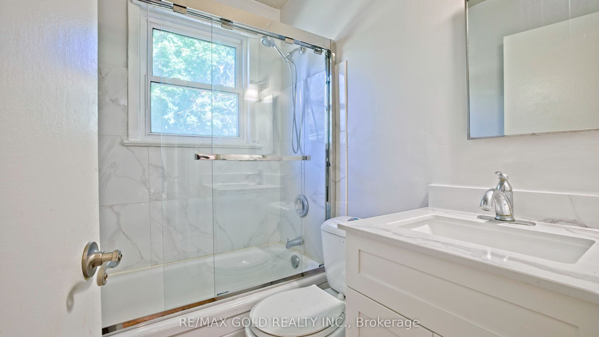 11 Pine Avenue N, Mississauga, Peel ON L5H 2P7