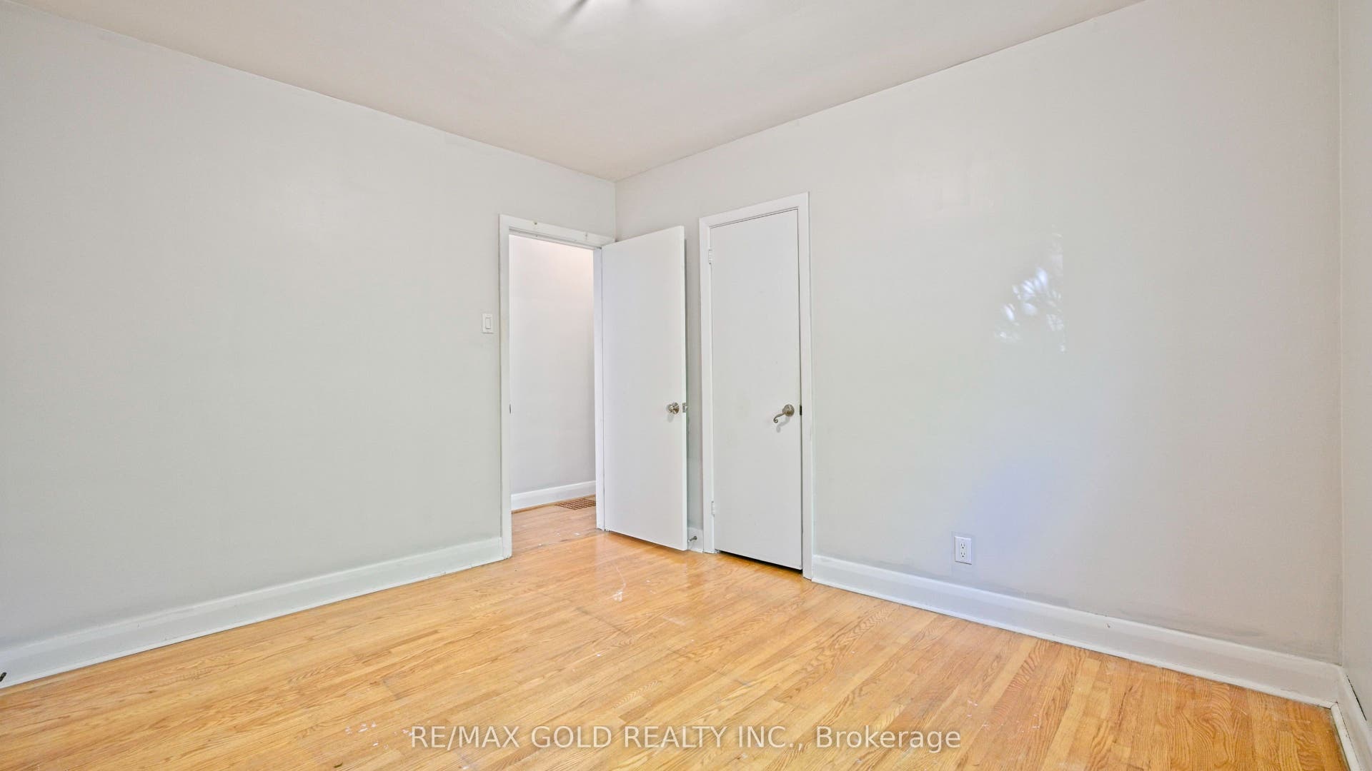 11 Pine Avenue N, Mississauga, Peel ON L5H 2P7