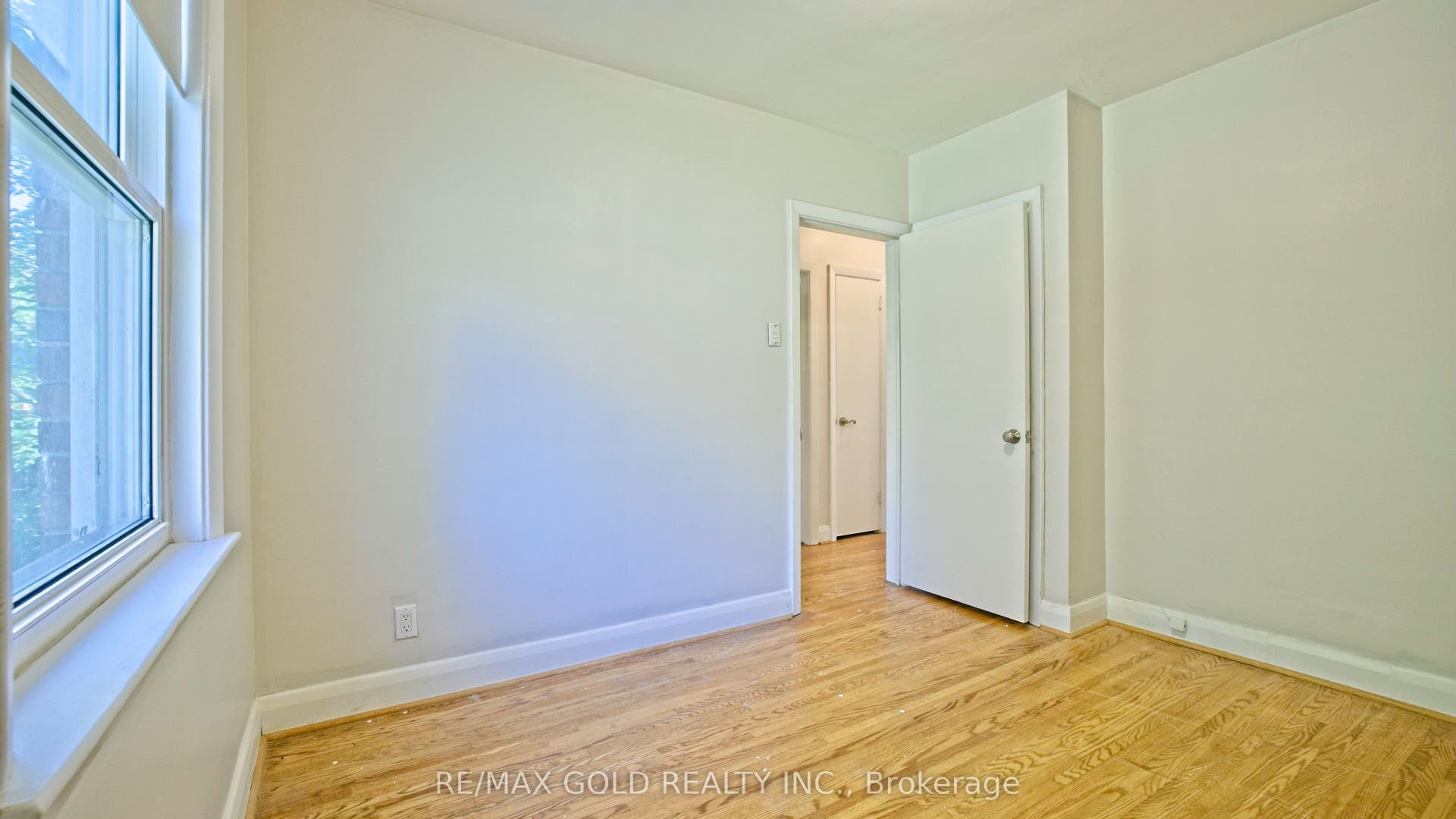 11 Pine Avenue N, Mississauga, Peel ON L5H 2P7