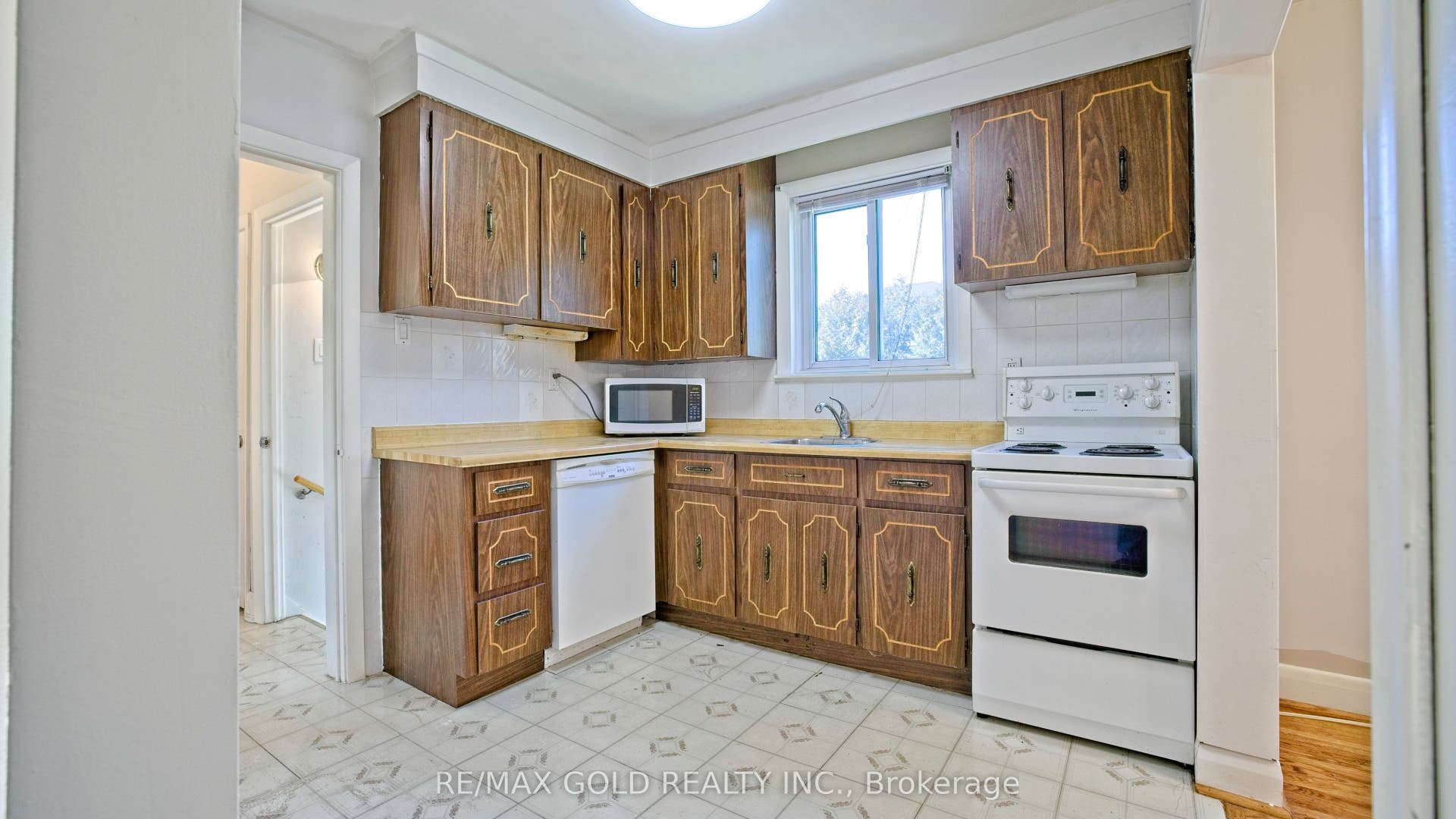 11 Pine Avenue N, Mississauga, Peel ON L5H 2P7