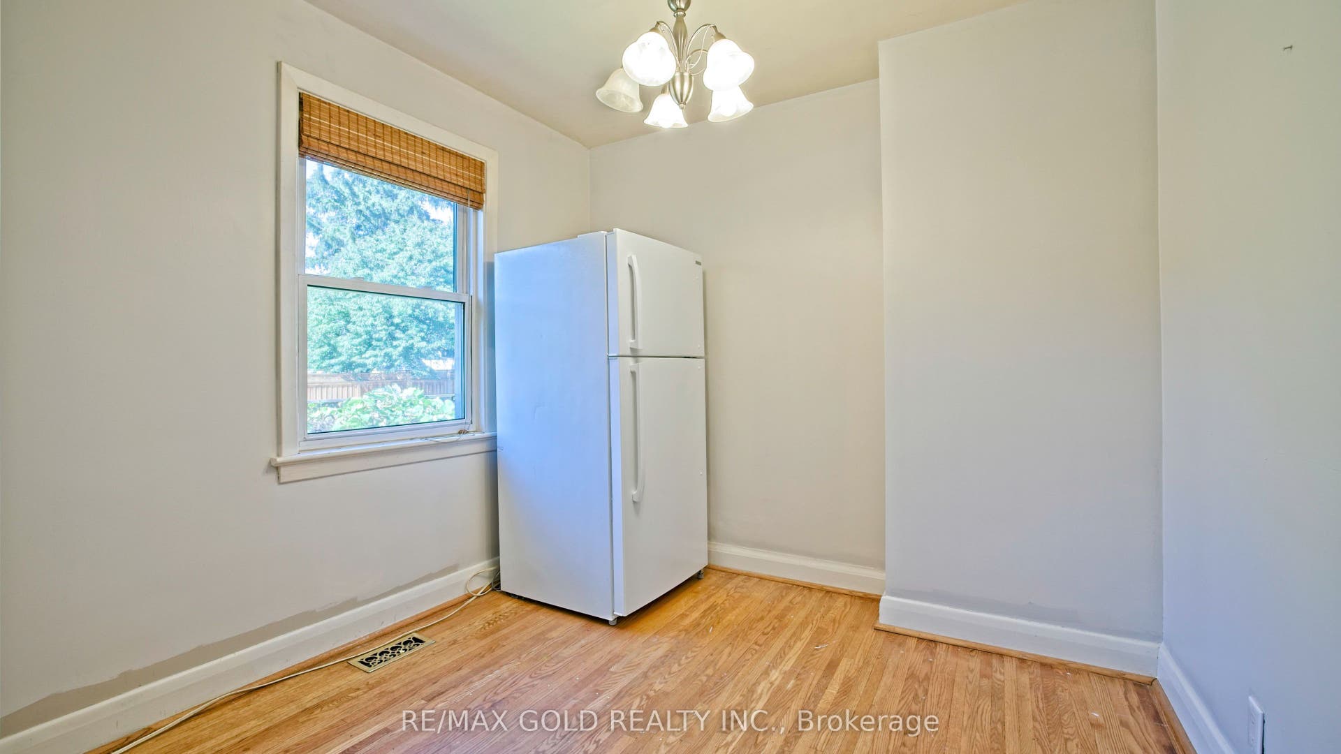 11 Pine Avenue N, Mississauga, Peel ON L5H 2P7