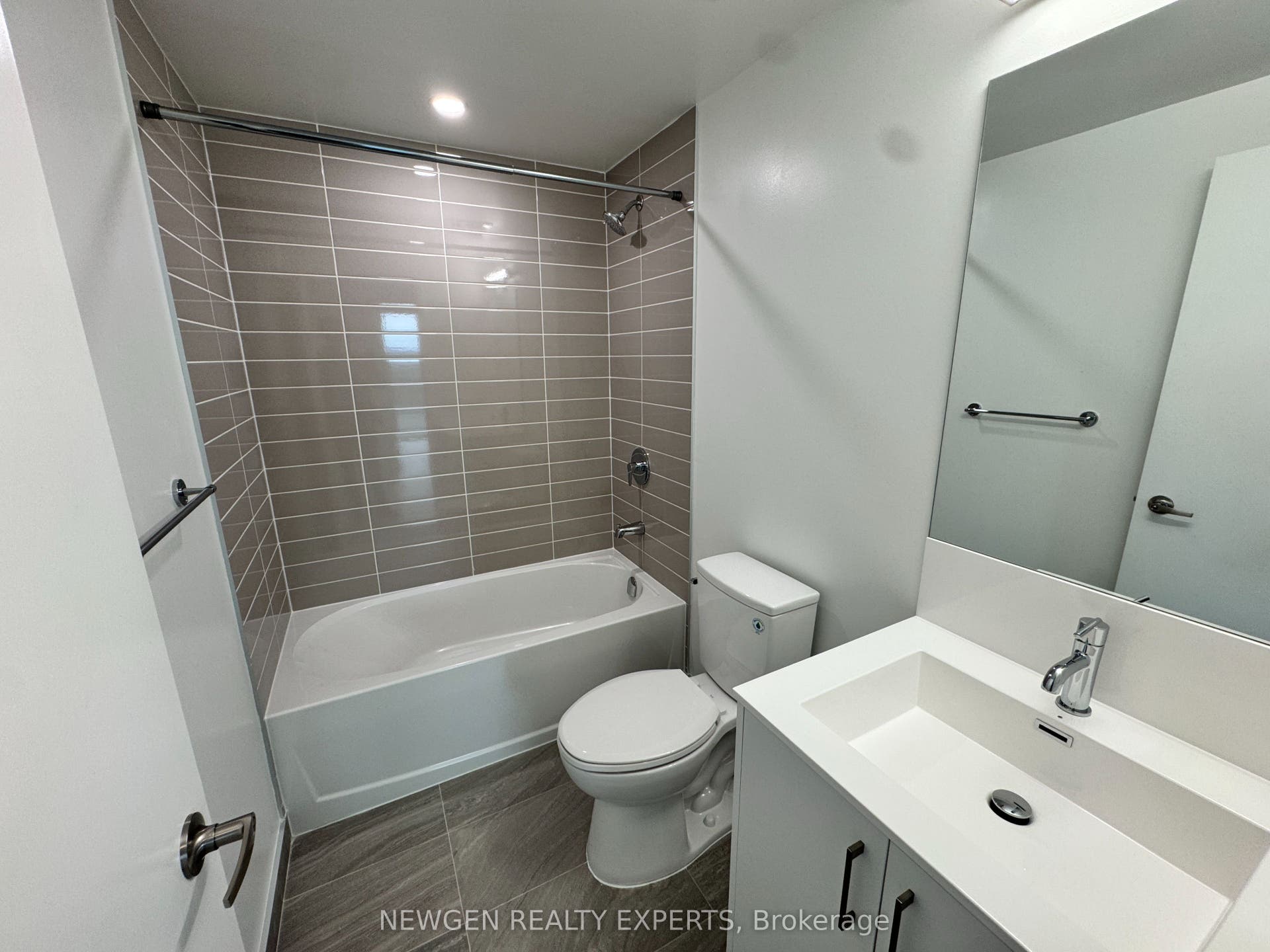 4010 Eglinton Avenue W, #2103, Toronto W, Toronto ON M9A 0G5 4010 Eglinton Avenue W, #2103, Toronto W, Toronto ON M9A 0G5