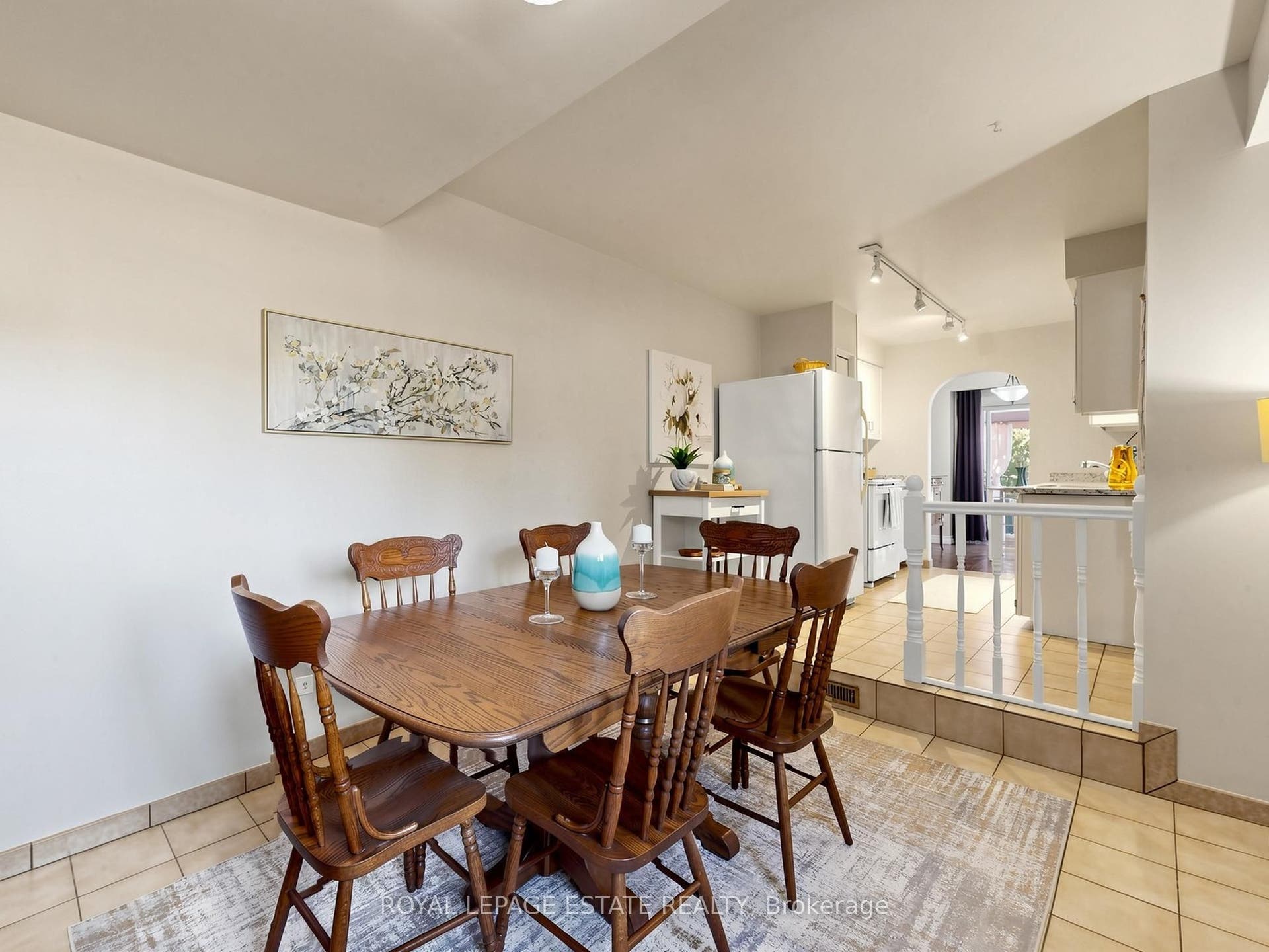 Sunken breakfast room combined with kitchen