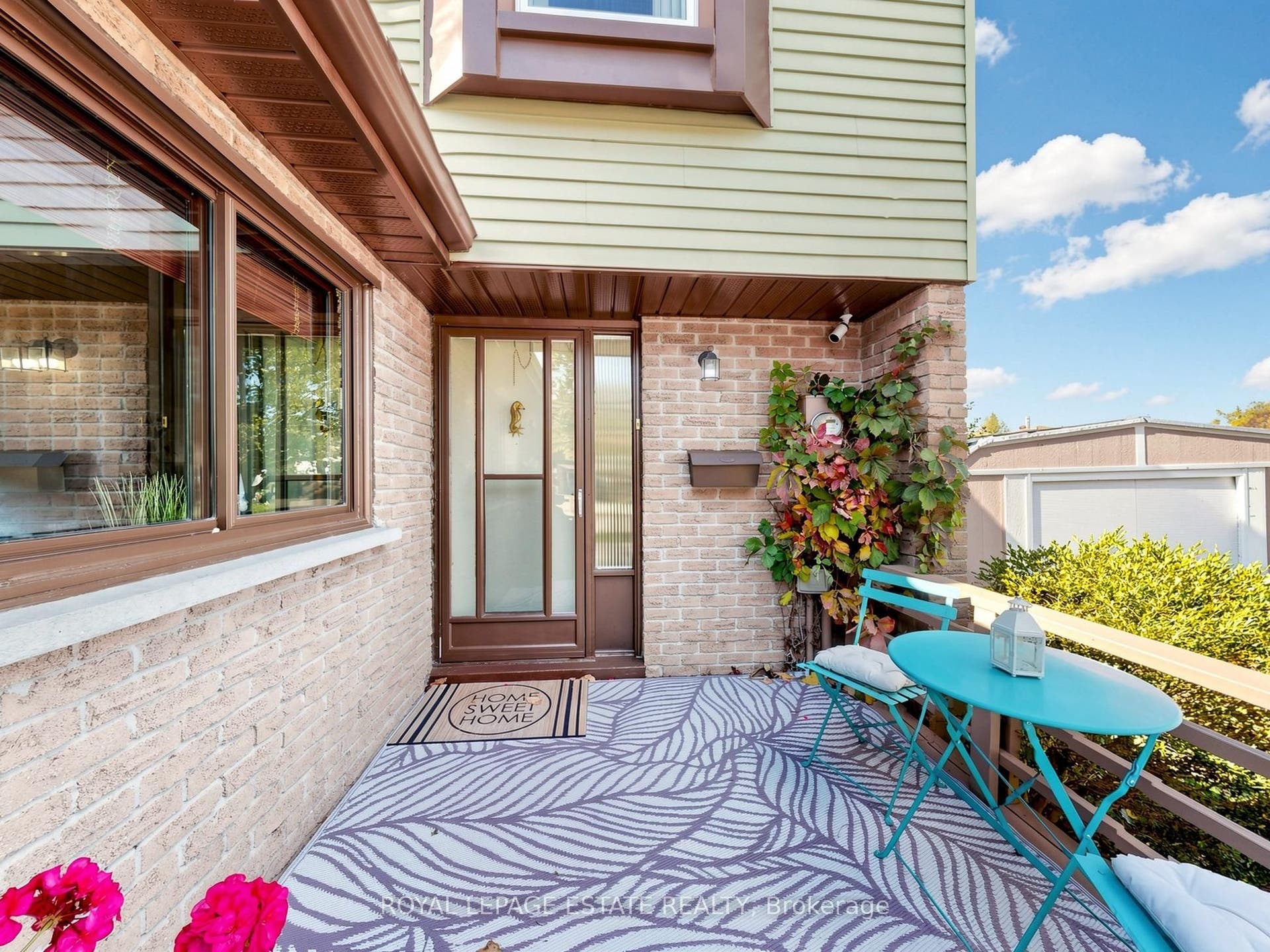 Front of house deck to accommodate seating area