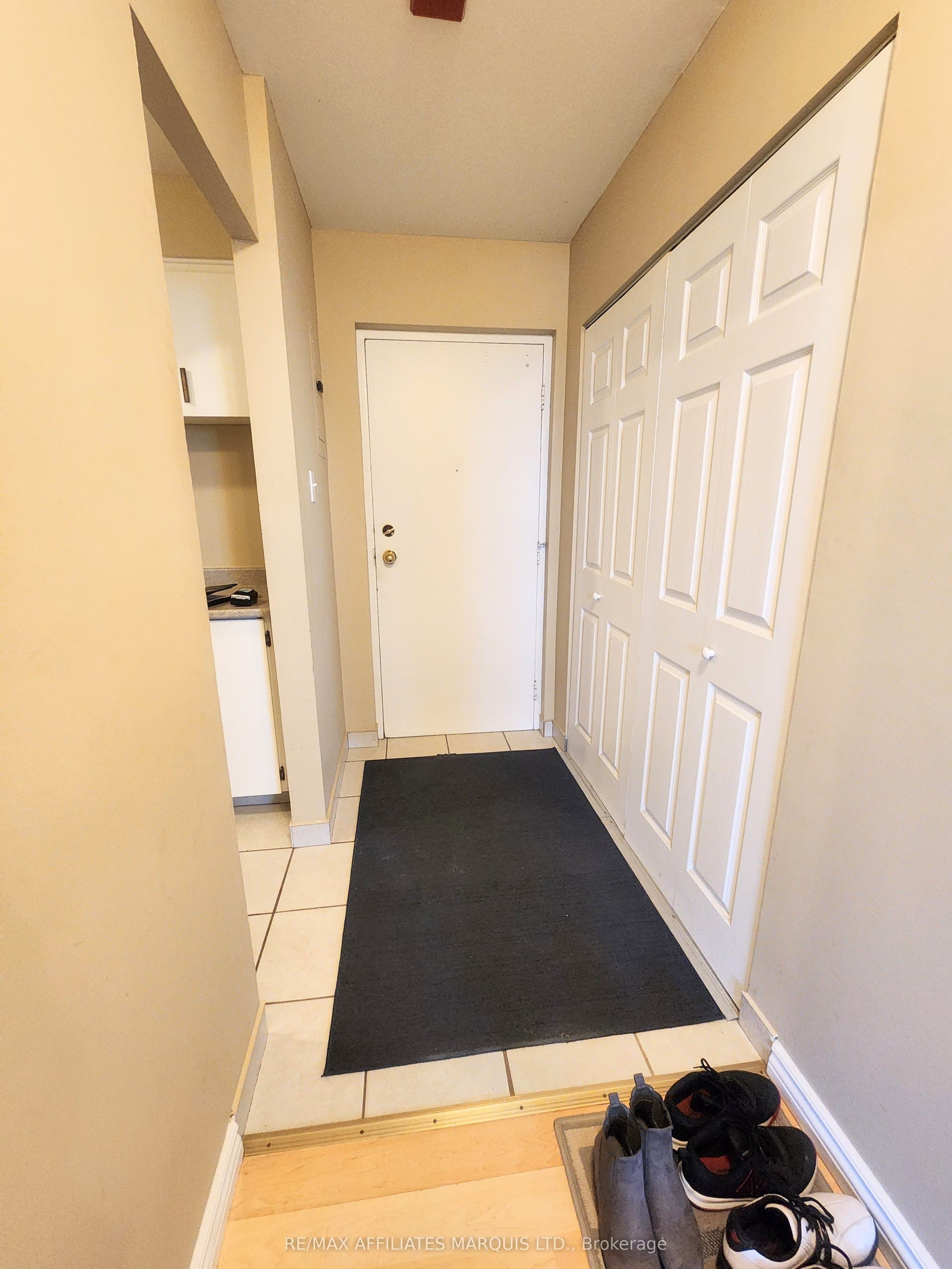 845 Kyle Court, #409, Brockville, Leeds And Grenville ON K6V 6K7 Entrance with large coat closet
