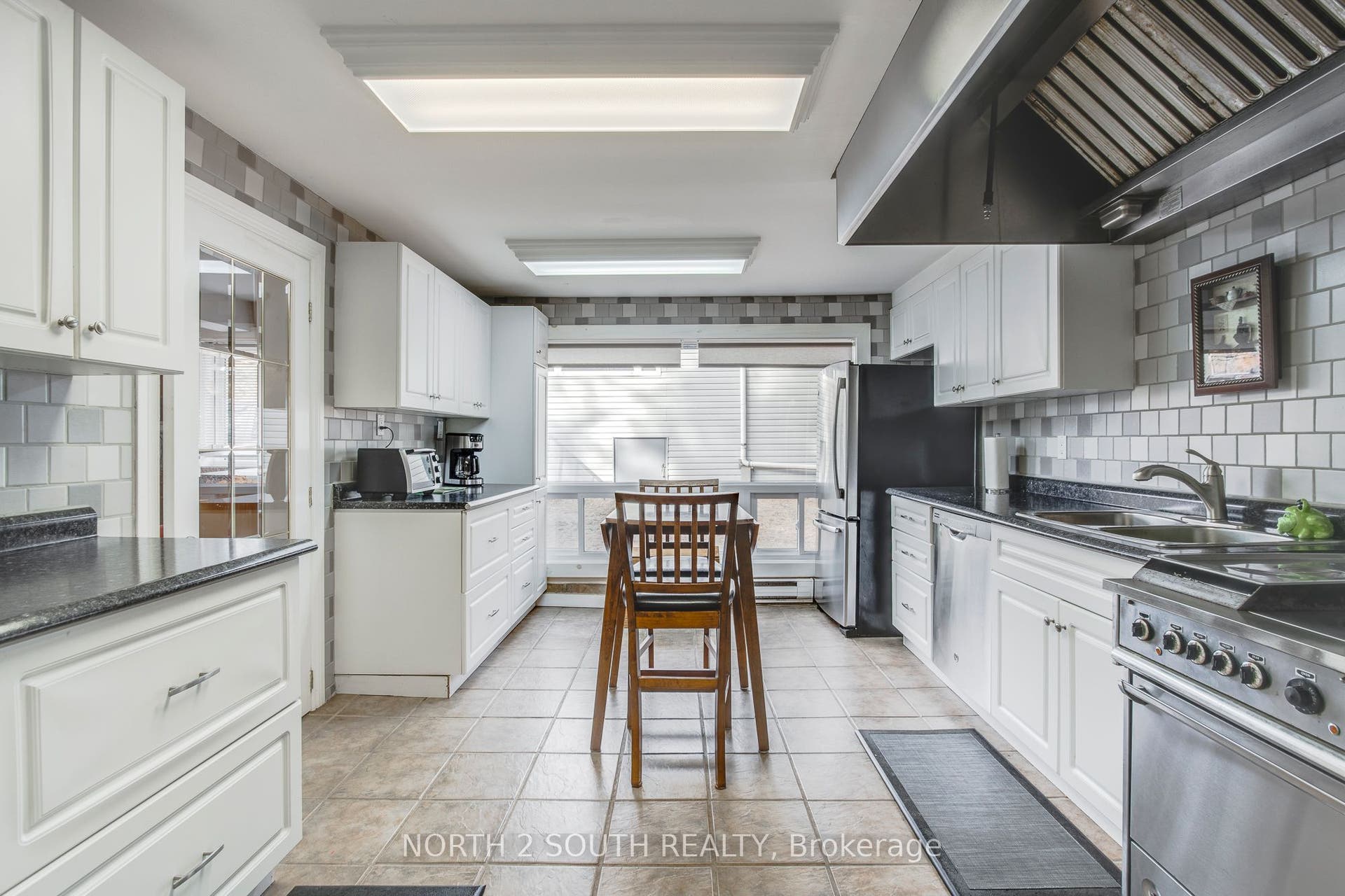 2512 Honey Harbour Road, Georgian Bay, Muskoka ON P0E 1E0 House Kitchen