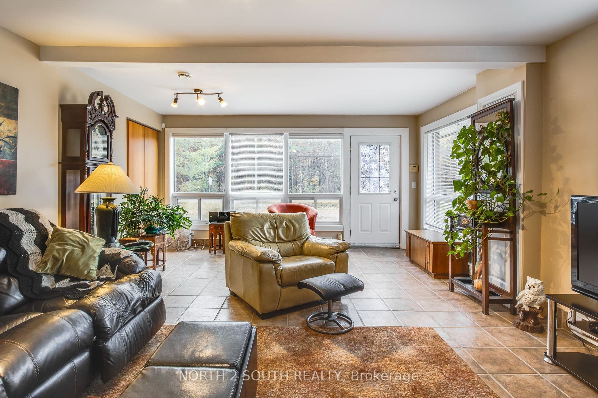 2512 Honey Harbour Road, Georgian Bay, Muskoka ON P0E 1E0 House Living Rm.