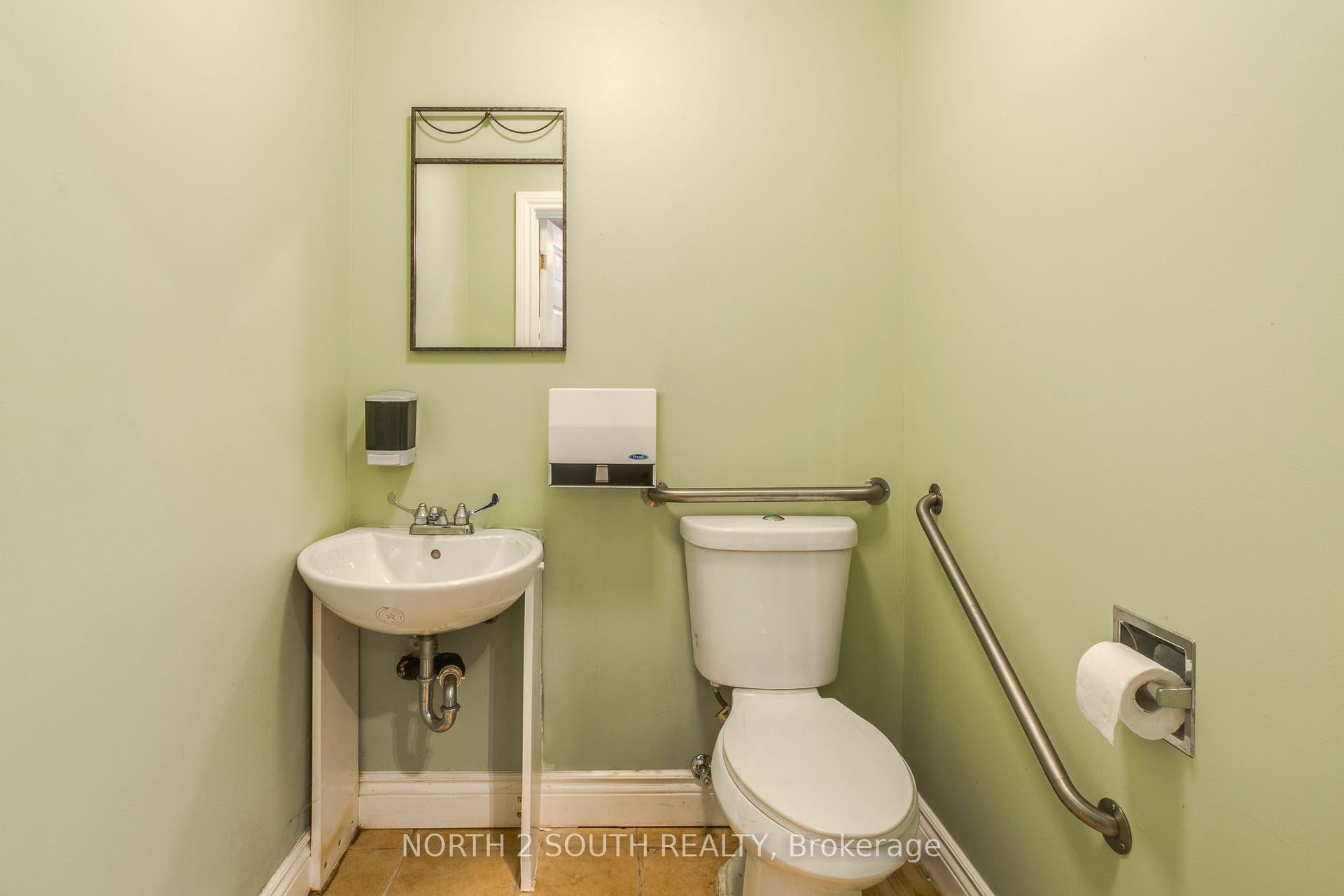 2512 Honey Harbour Road, Georgian Bay, Muskoka ON P0E 1E0 Shop Washroom