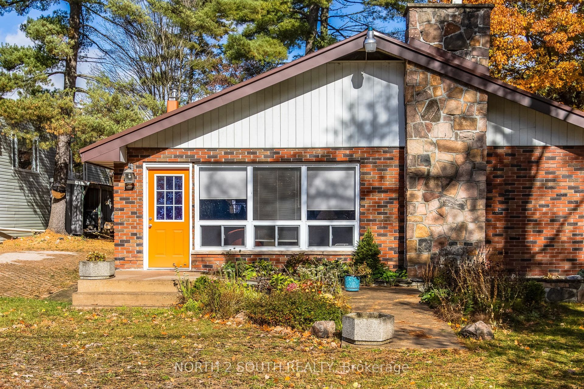 2512 Honey Harbour Road, Georgian Bay, Muskoka ON P0E 1E0 House front entrance