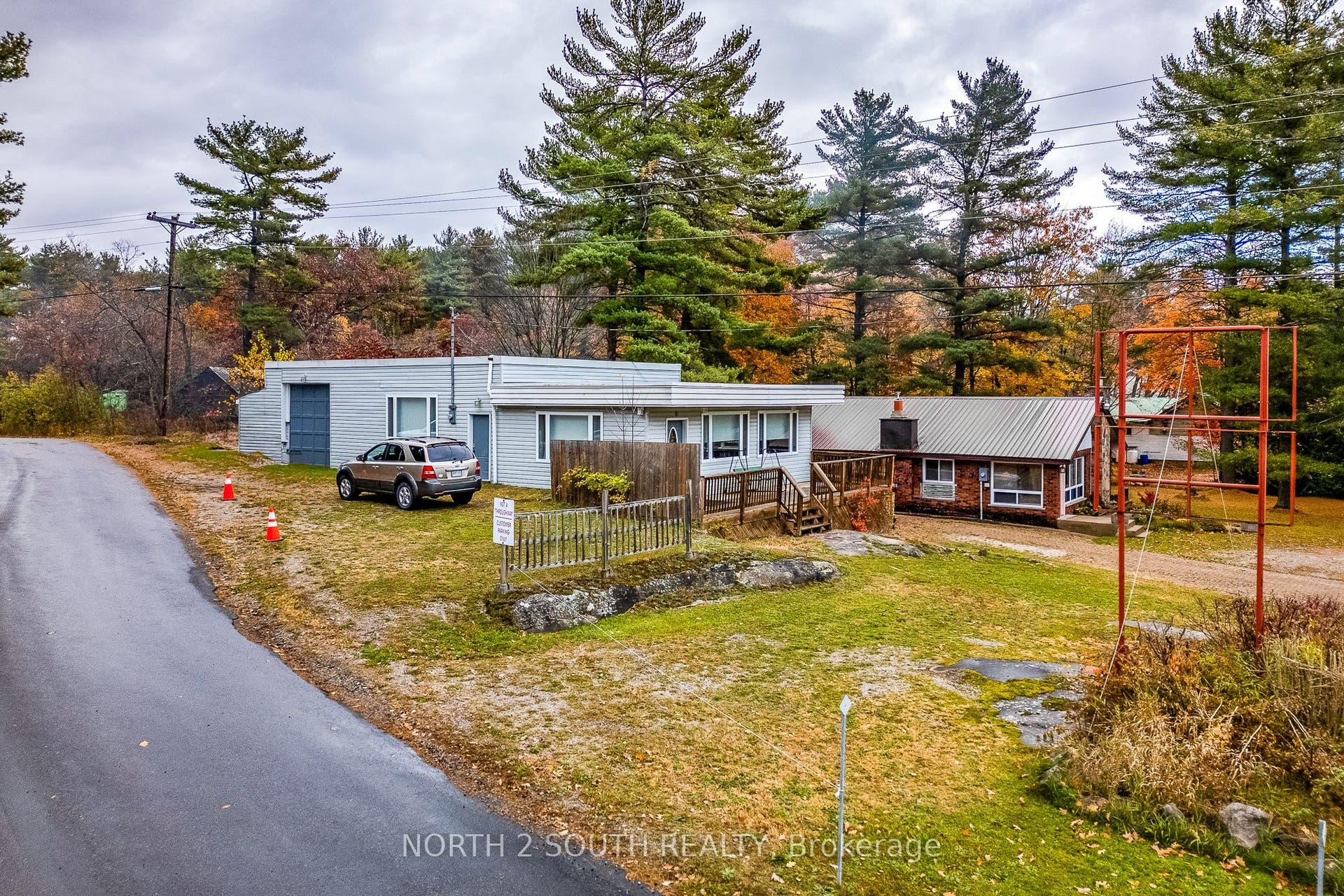 2512 Honey Harbour Road, Georgian Bay, Muskoka ON P0E 1E0 Shop with large roll up door