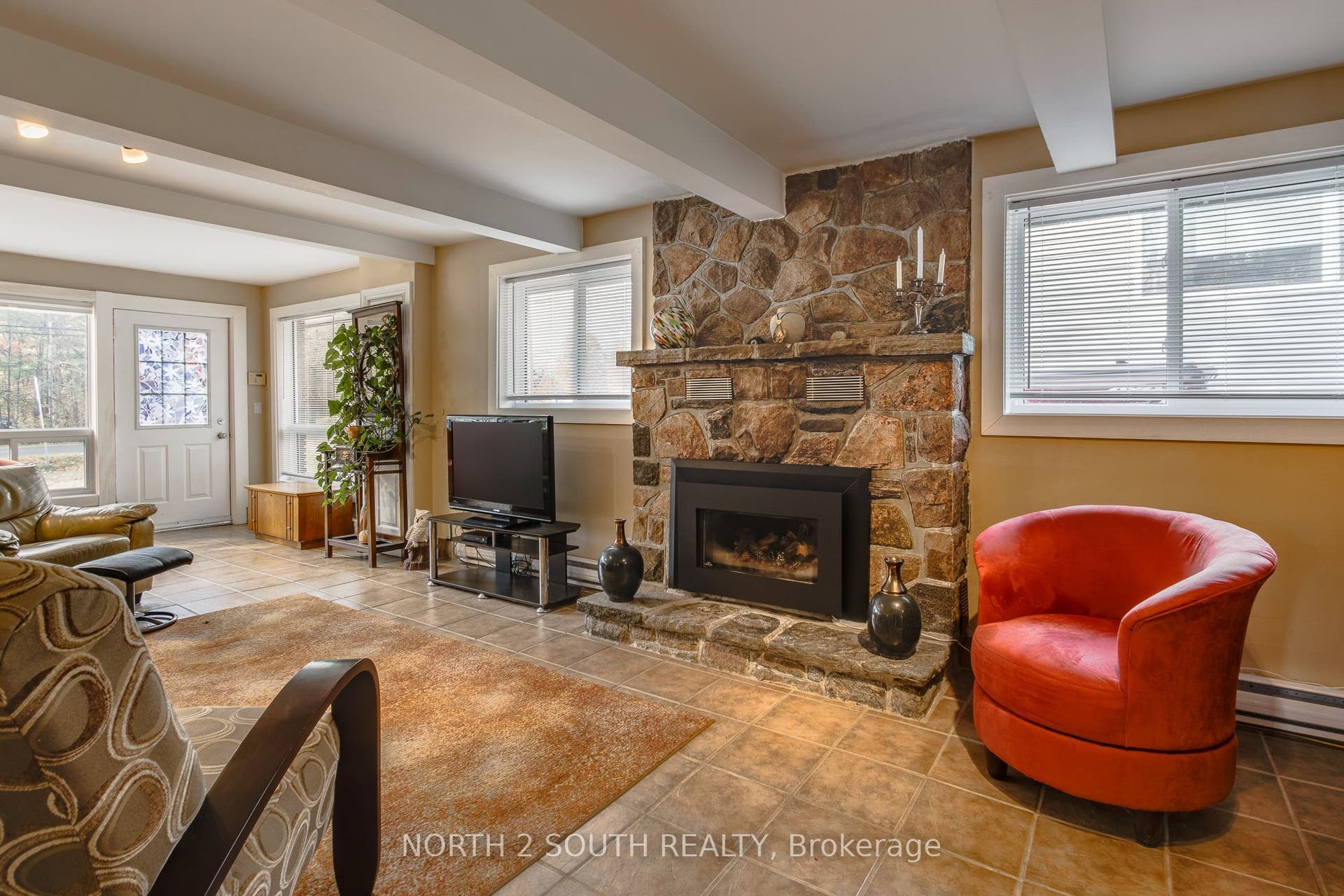 2512 Honey Harbour Road, Georgian Bay, Muskoka ON P0E 1E0 House Living Rm Propane Fireplace